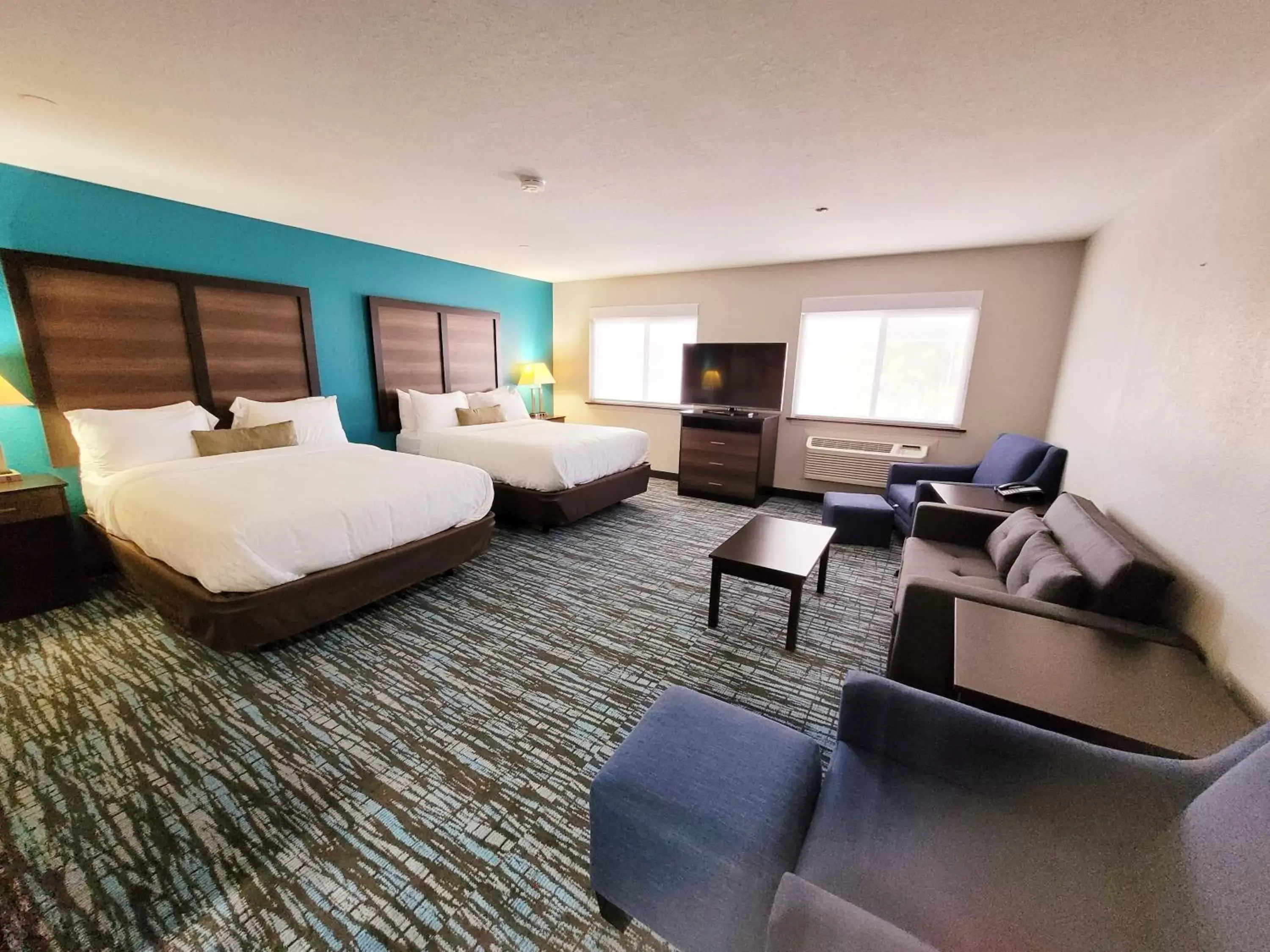 Queen Suite with Two Queen Beds and Sofabed - Non Smoking in Clarion Pointe Harrodsburg-Danville