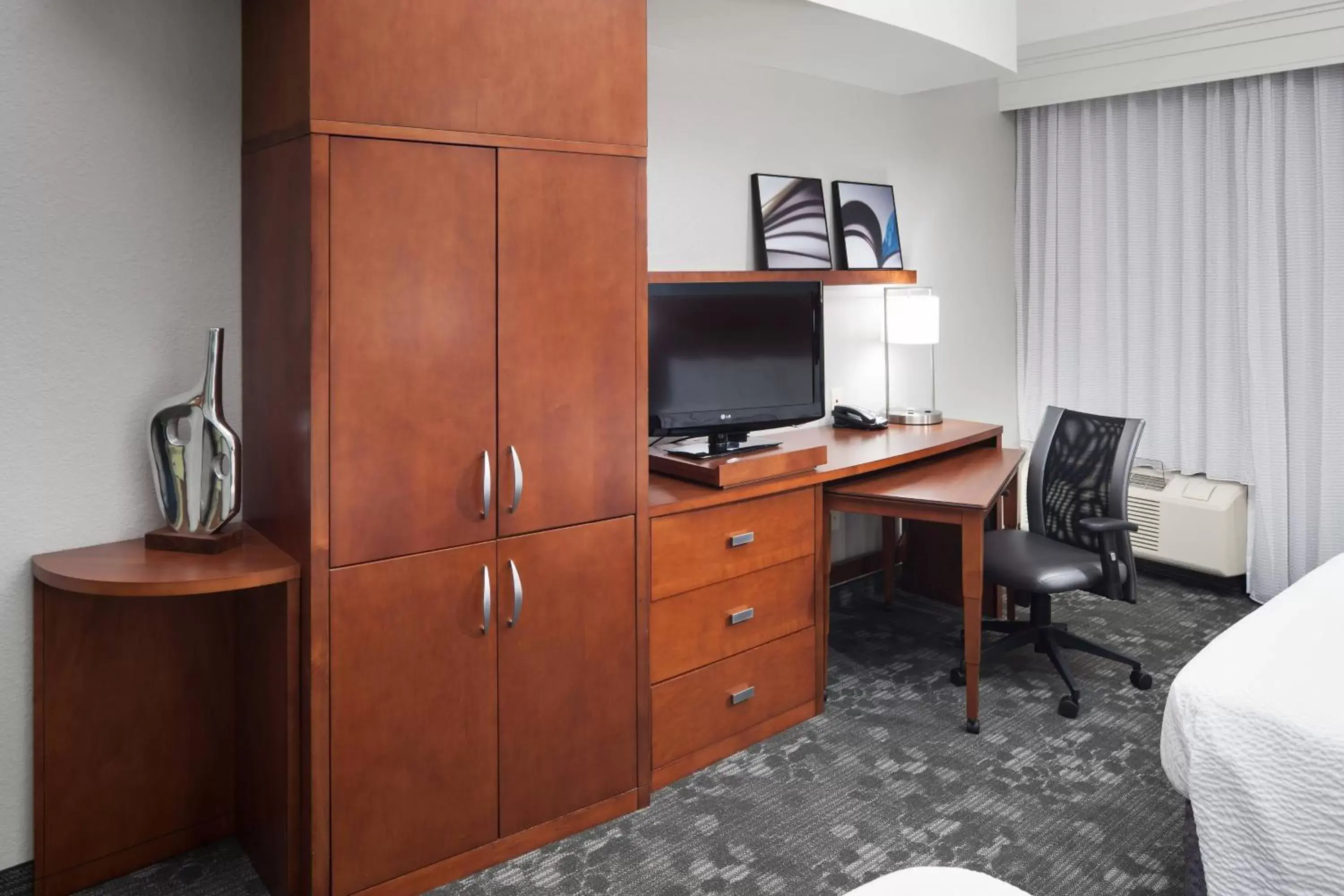 Photo of the whole room, TV/Entertainment Center in Courtyard by Marriott Birmingham Trussville