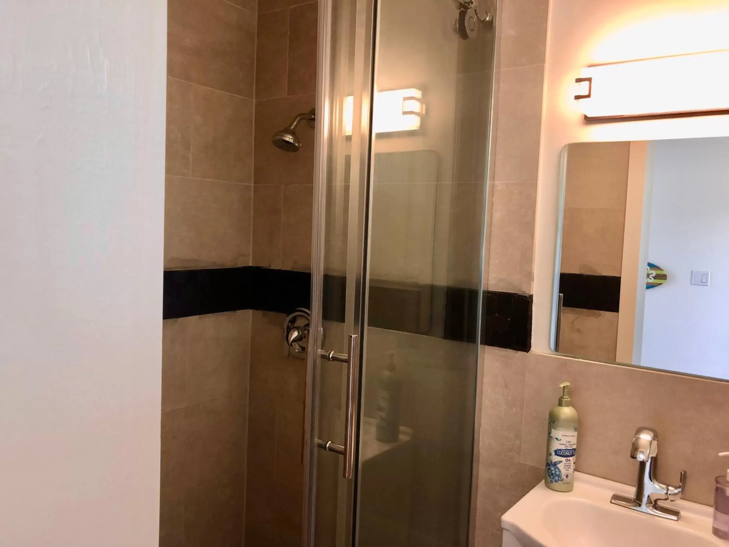 Bathroom in Kona Tiki Hotel