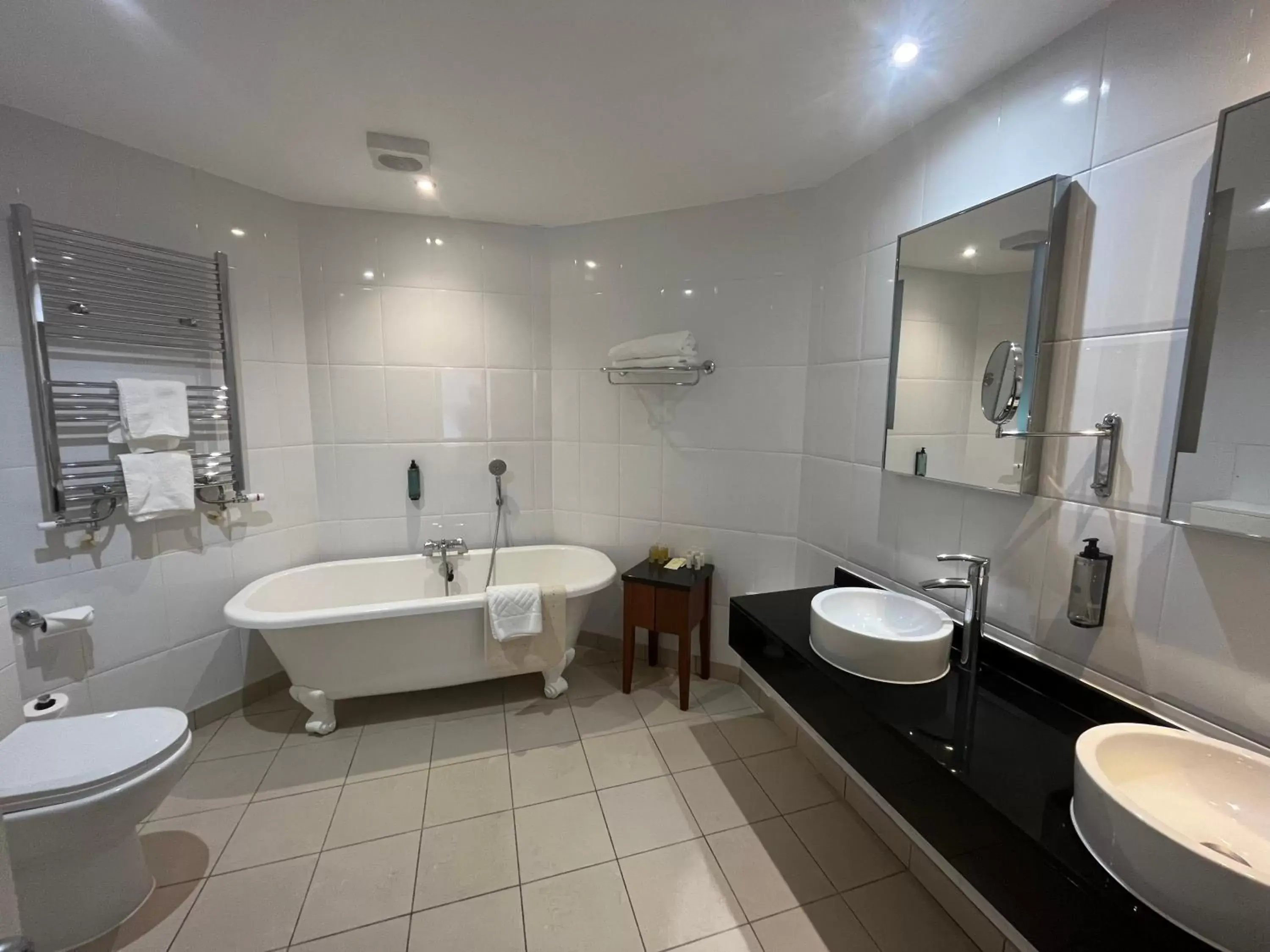 Bathroom in Avisford Park Hotel