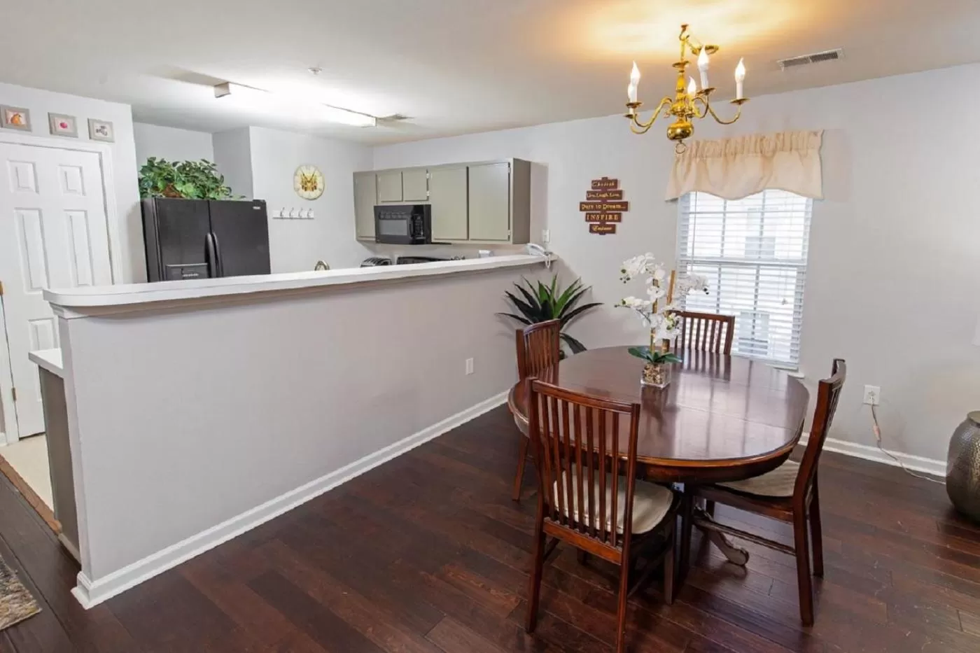 Dining area in River Oaks Golf Resort