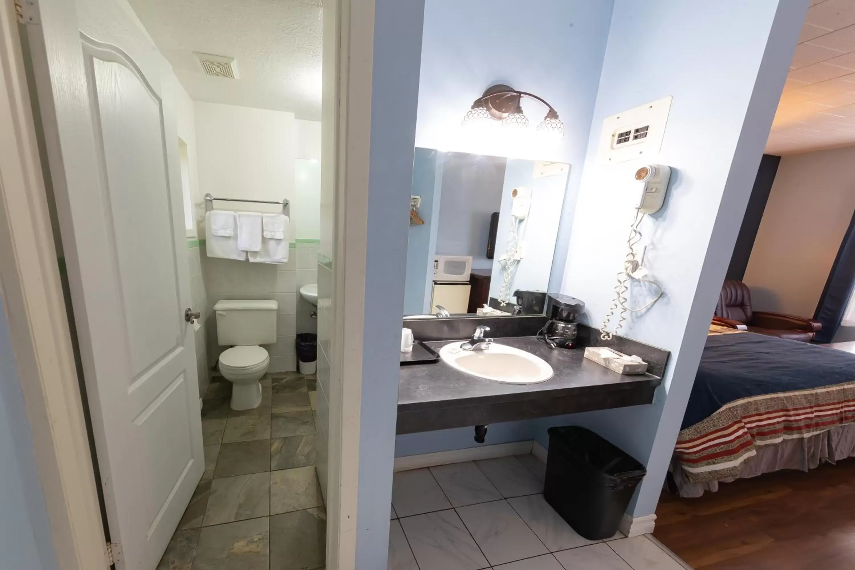 Bathroom in Villager Lodge Niagara Falls