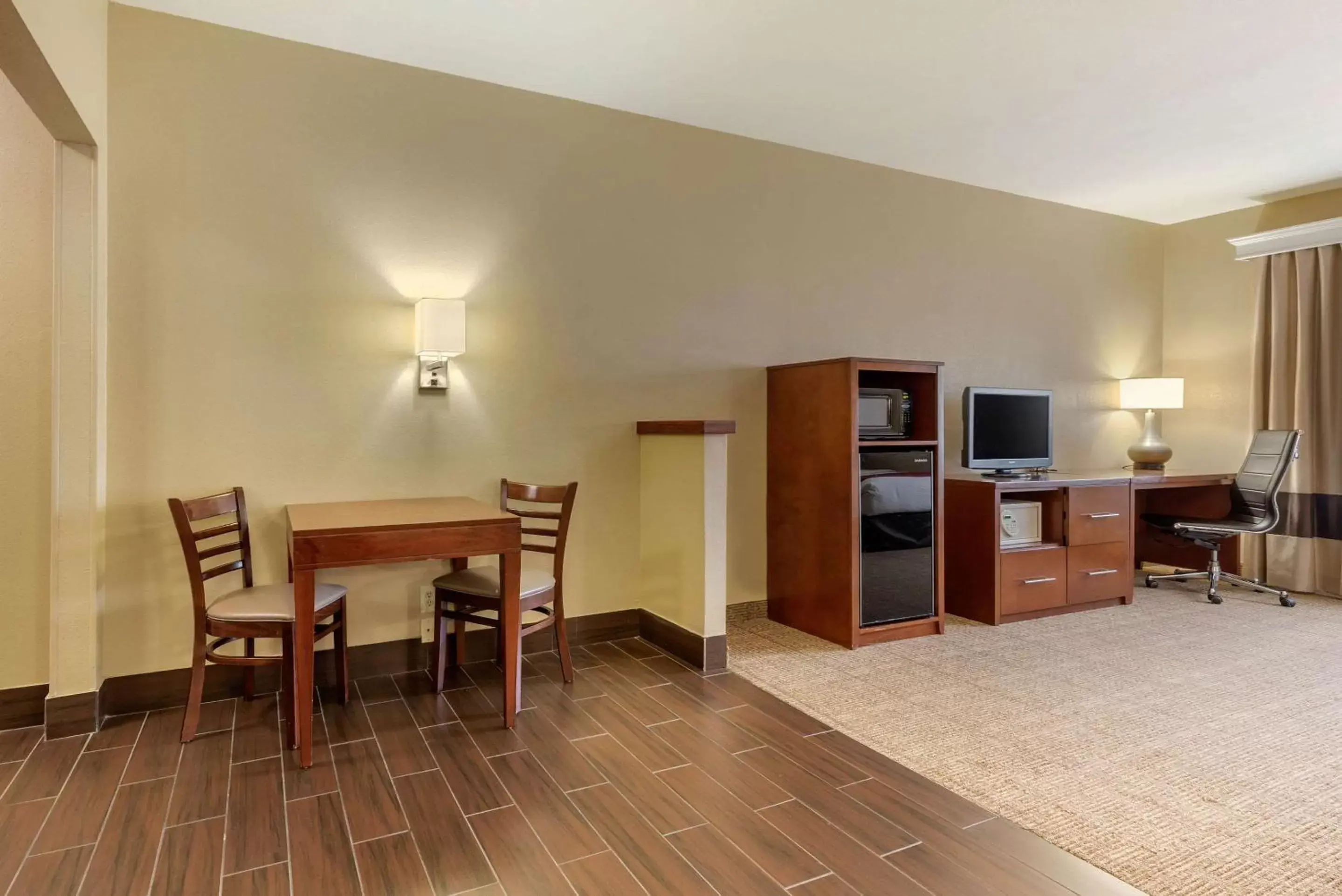 Photo of the whole room, Dining Area in Comfort Suites Fort Collins Near University