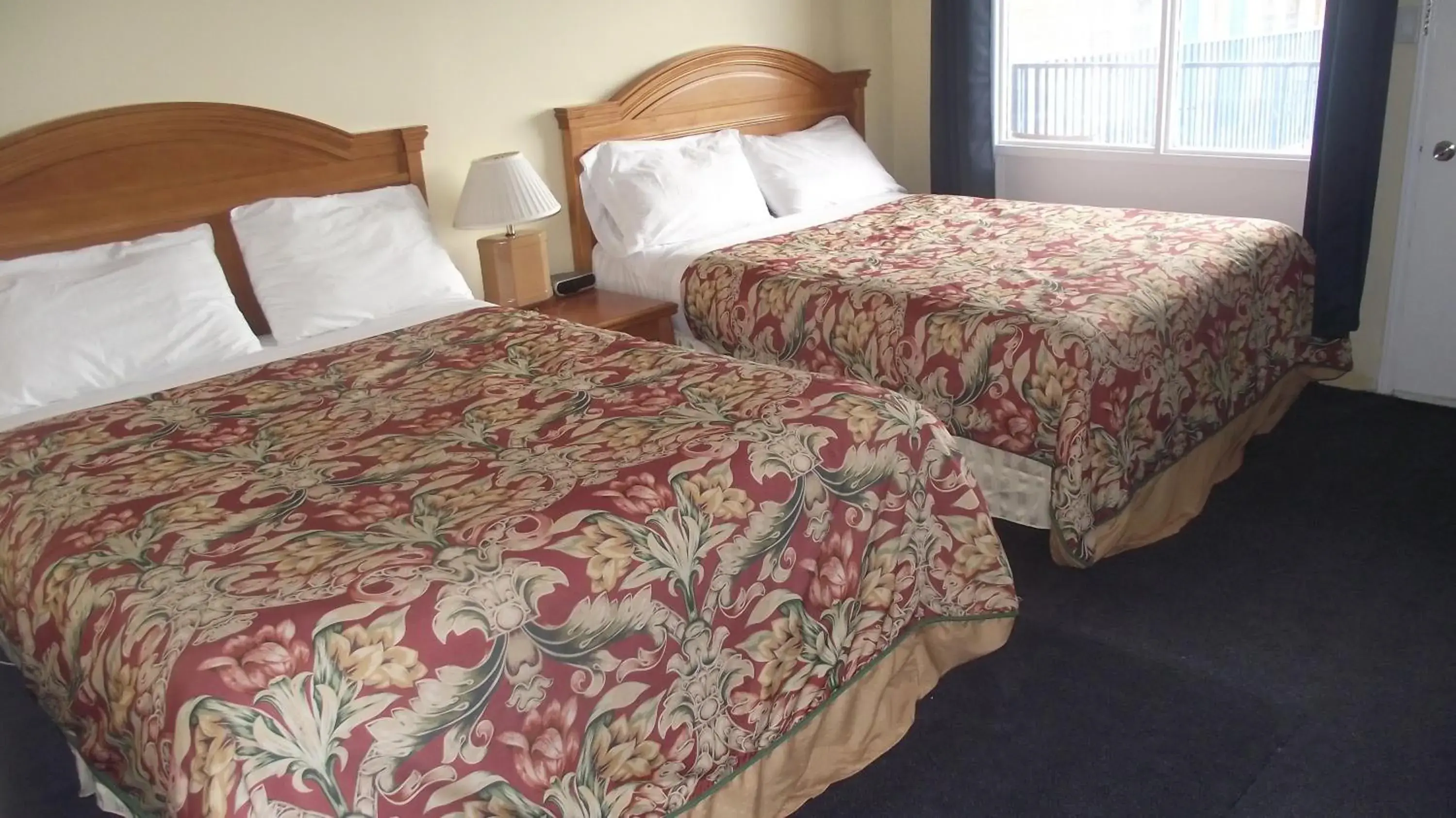 Photo of the whole room, Bed in Empress Inn and Suites by the Falls