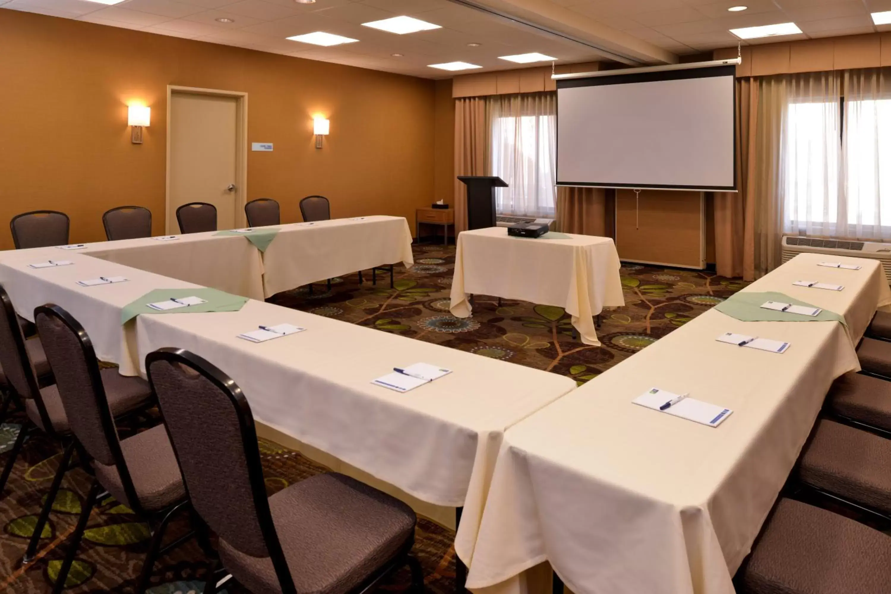 Meeting/conference room in Holiday Inn Express Pocatello, an IHG Hotel