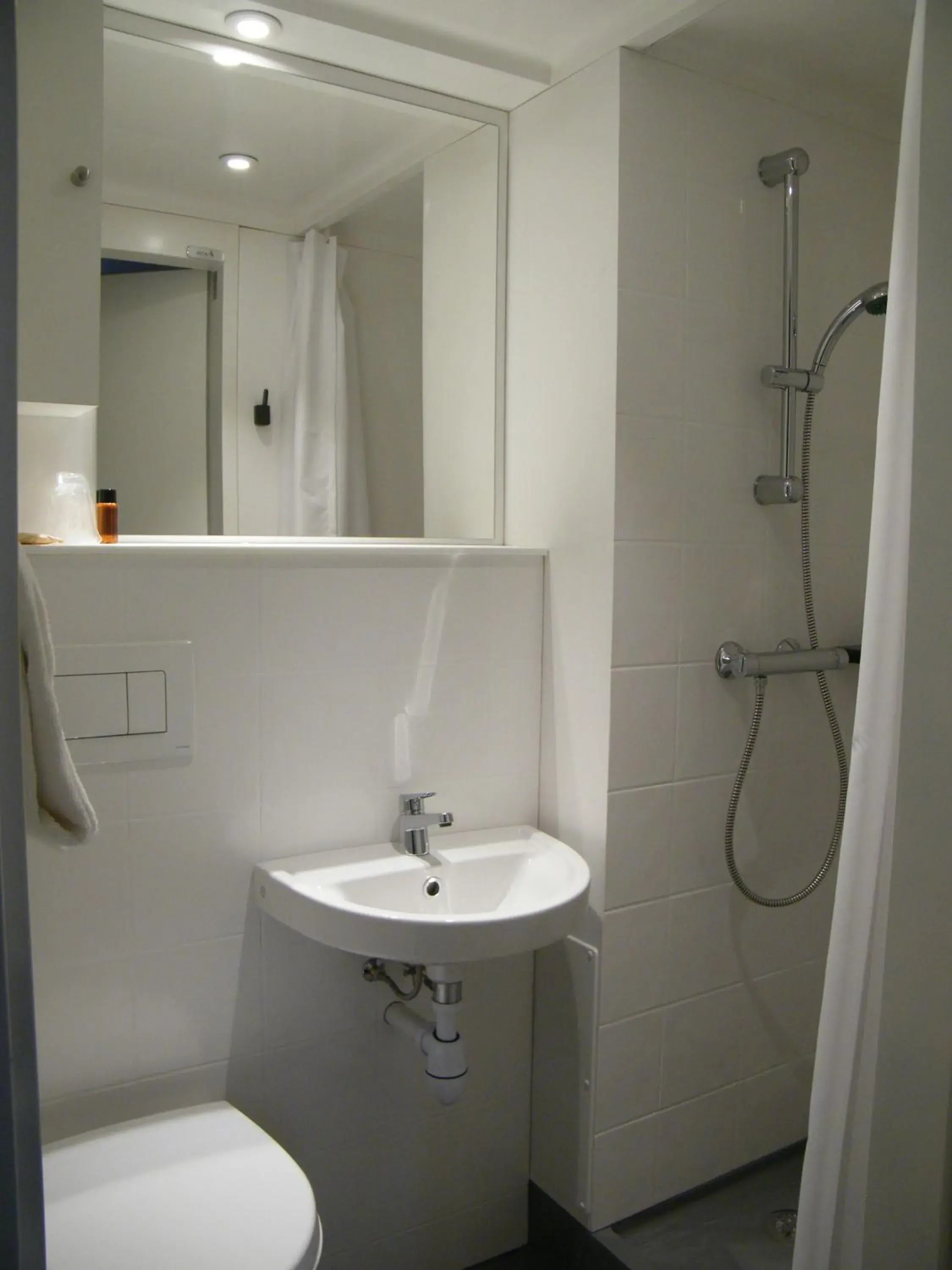 Shower, Bathroom in Hotel Victoria Lyon Perrache Confluence