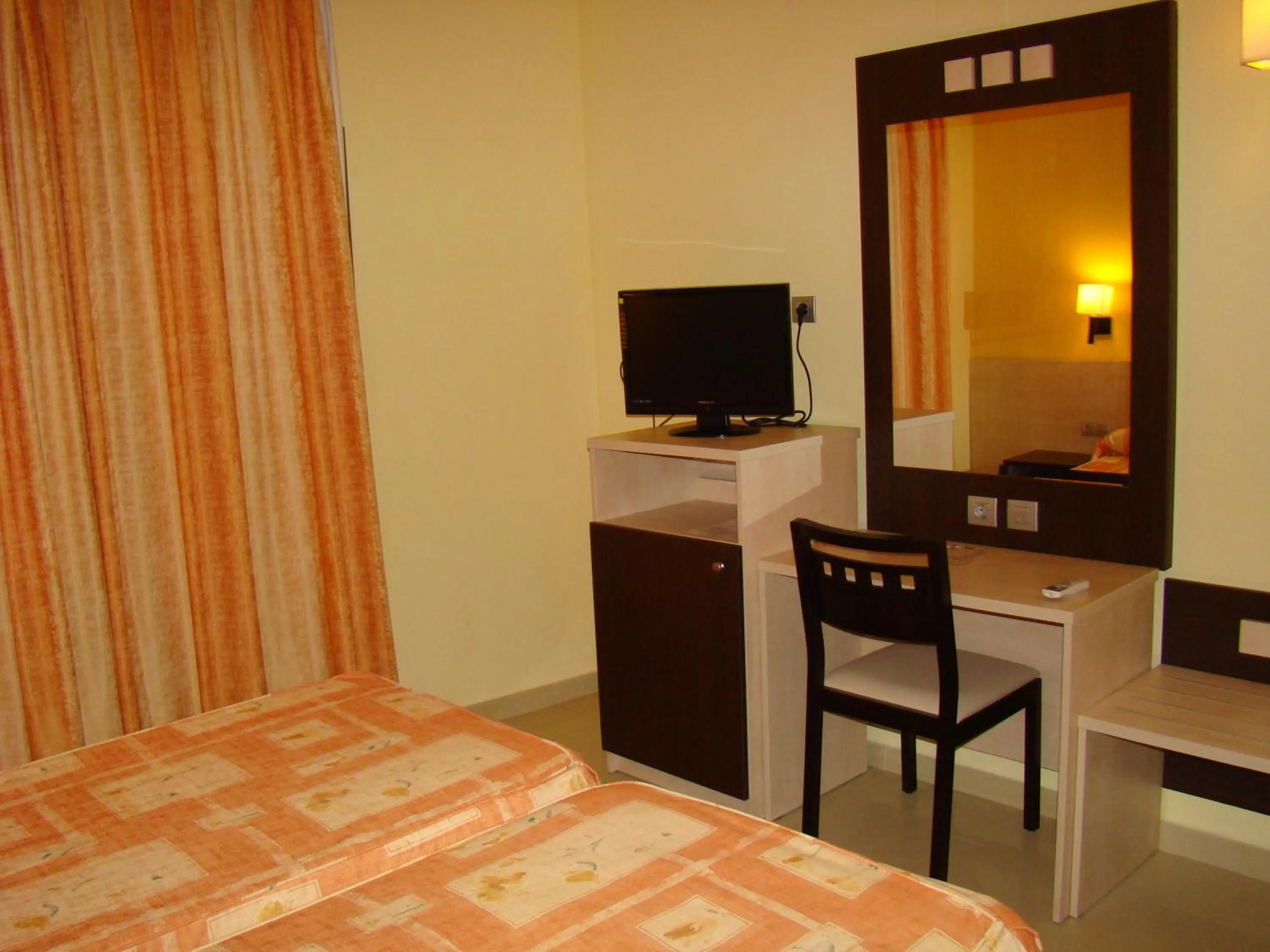 Photo of the whole room, Bed in Hotel Ciutadella