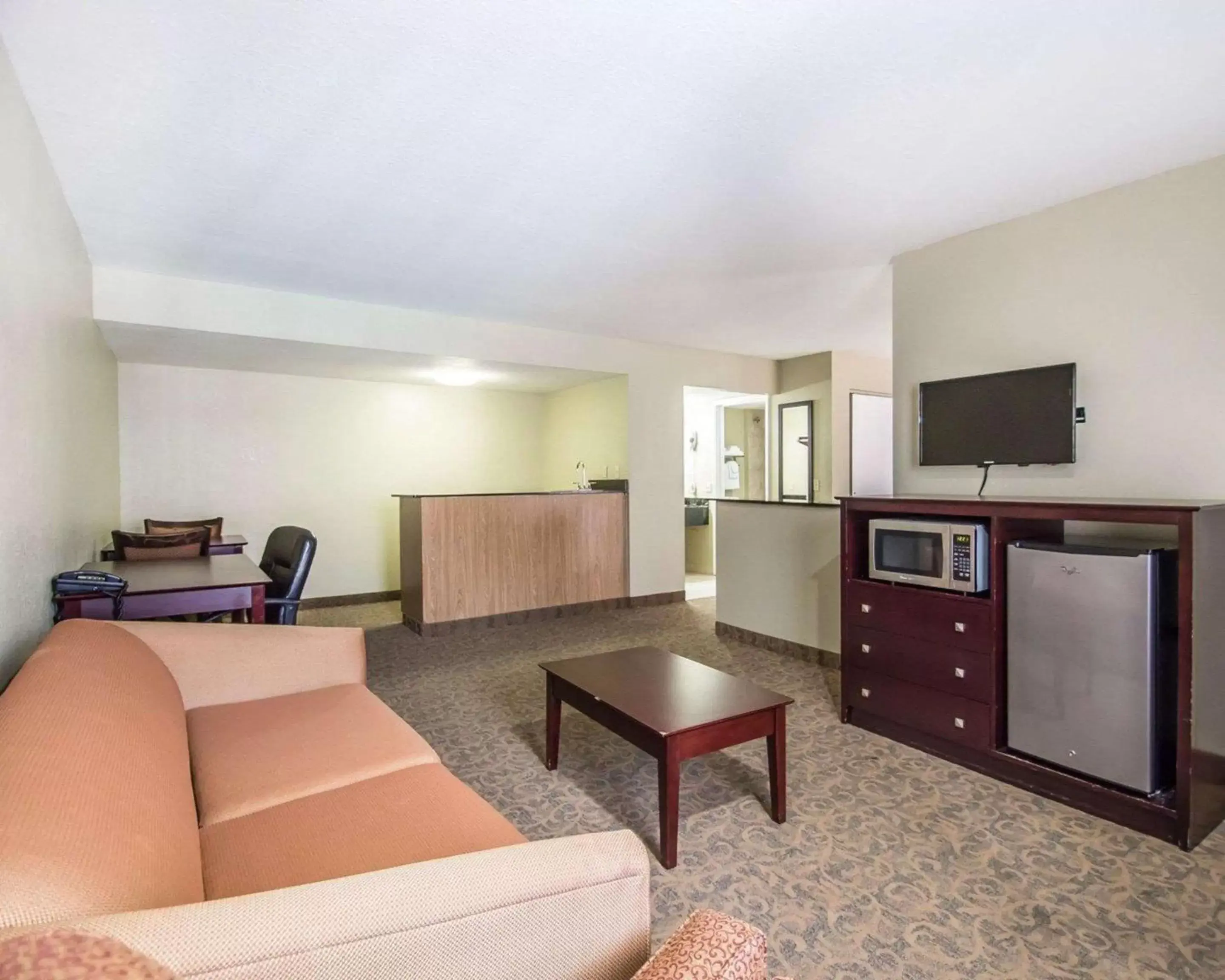 Living room, Seating Area in Quality Inn & Suites By the Parks