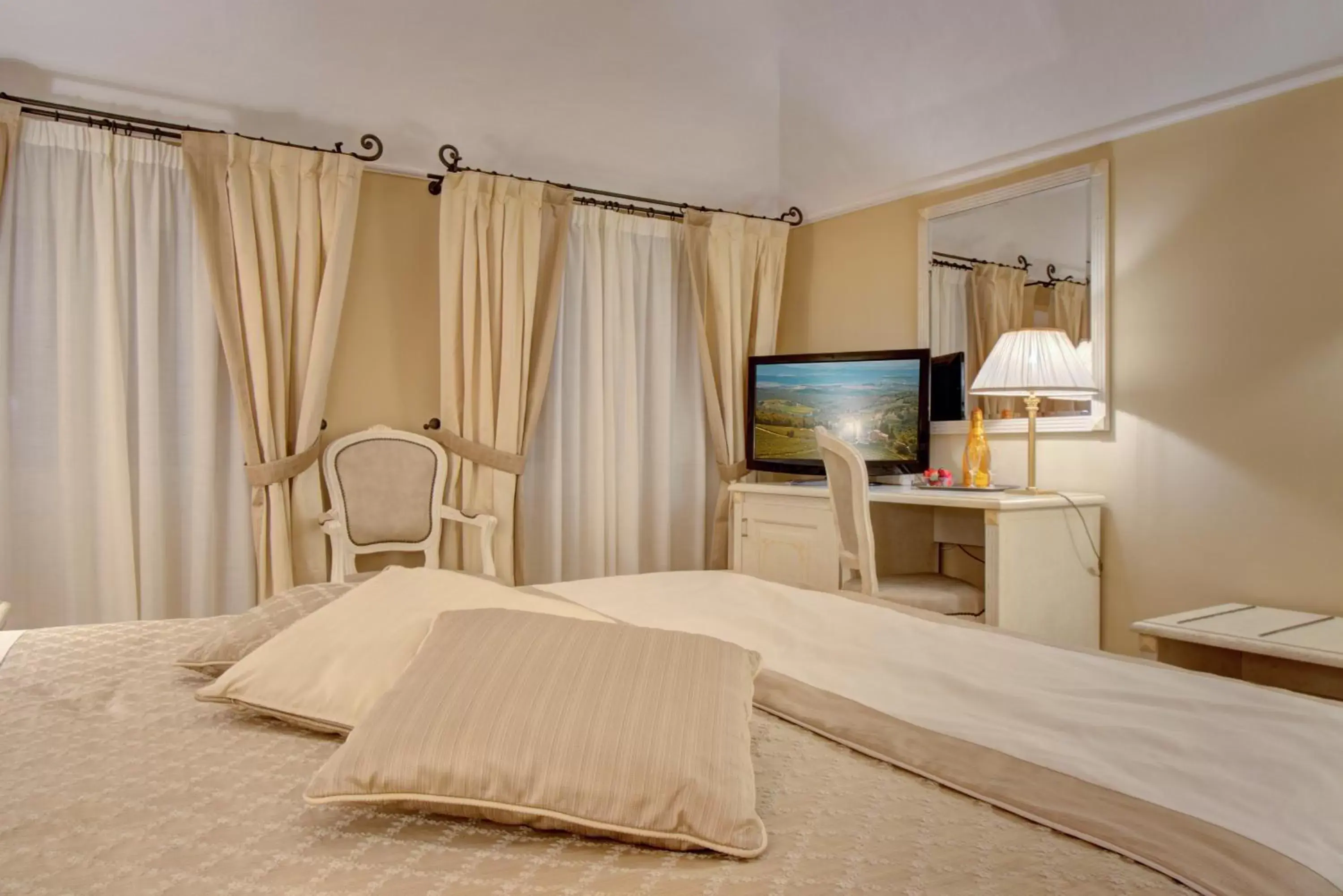 Bedroom, Bed in Hotel La Locanda