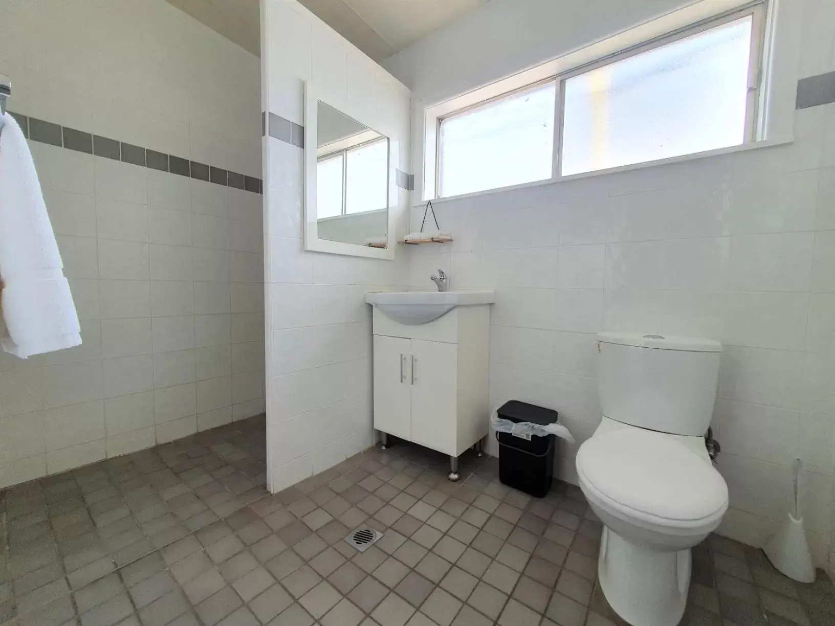 Toilet, Bathroom in Ardeanal Motel