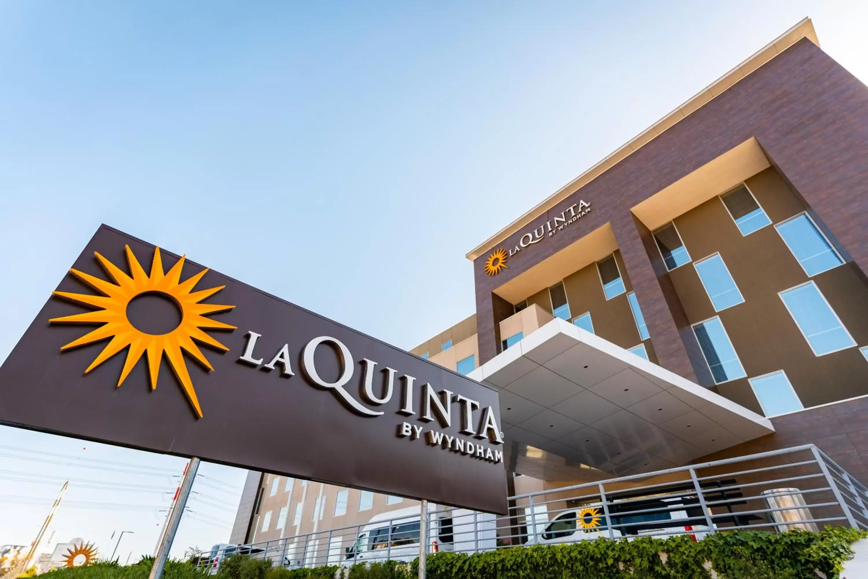 Property building in La Quinta by Wyndham Santiago Aeropuerto