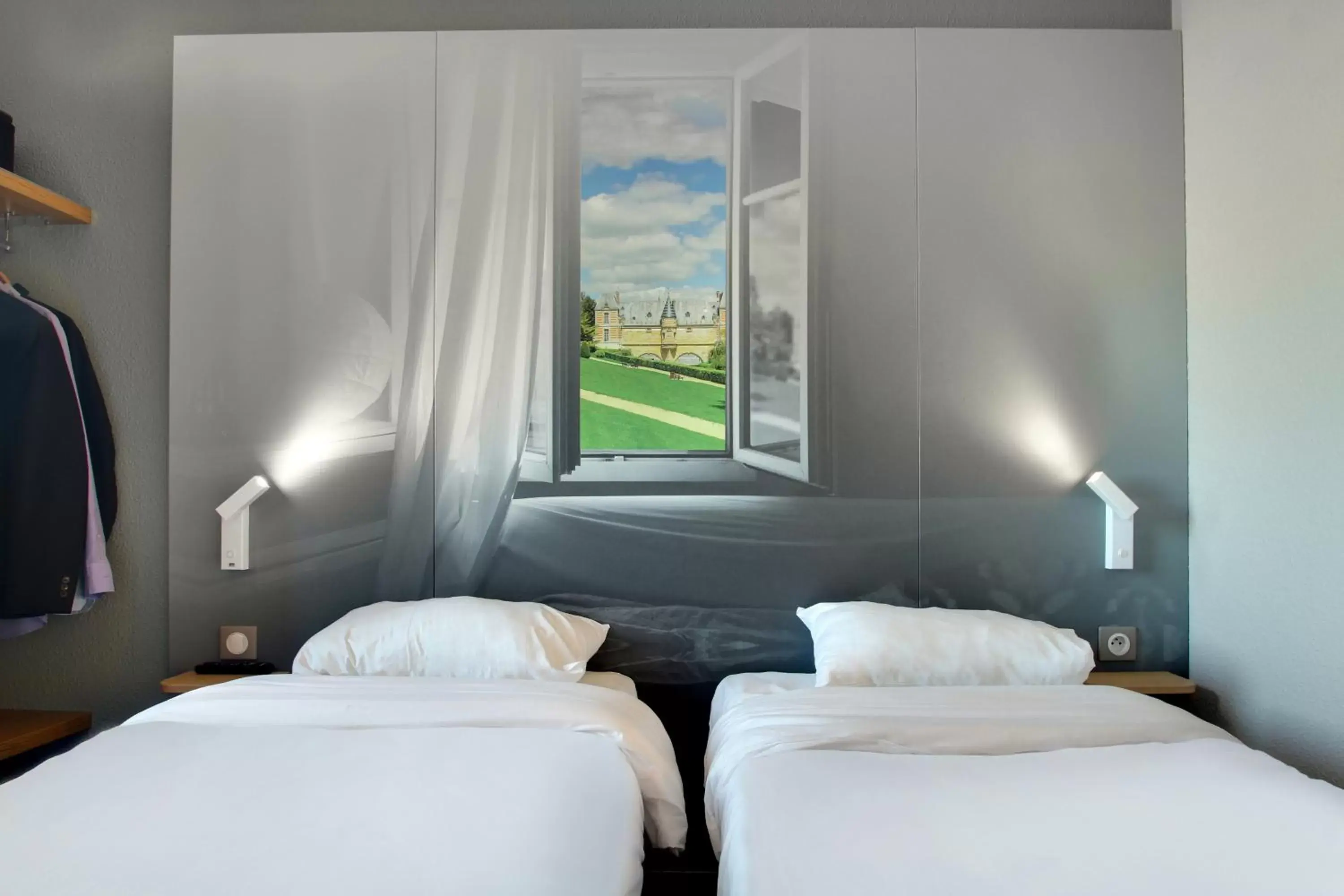 Bed in B&B HOTEL Châlons-en-Champagne