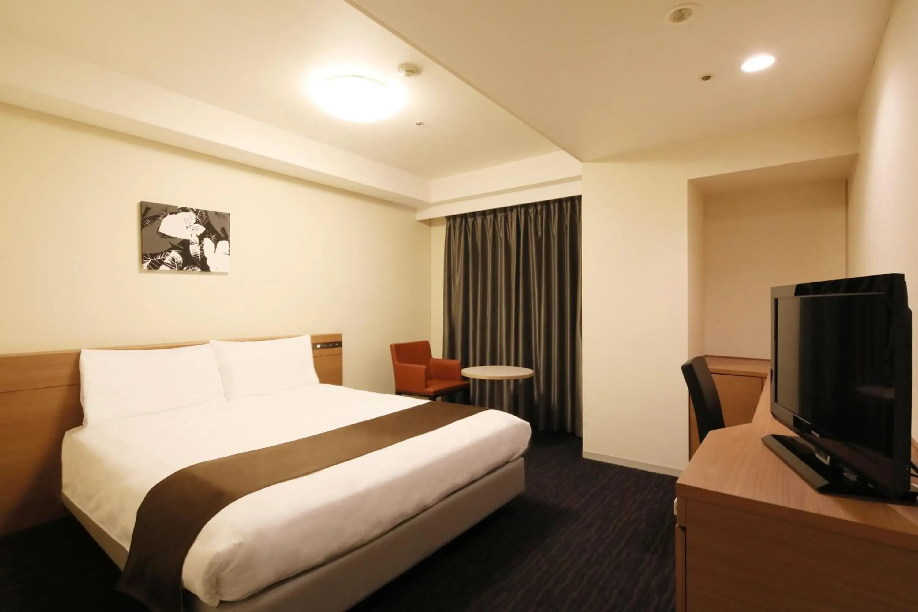 Photo of the whole room, Bed in Hiroshima Tokyu Rei Hotel