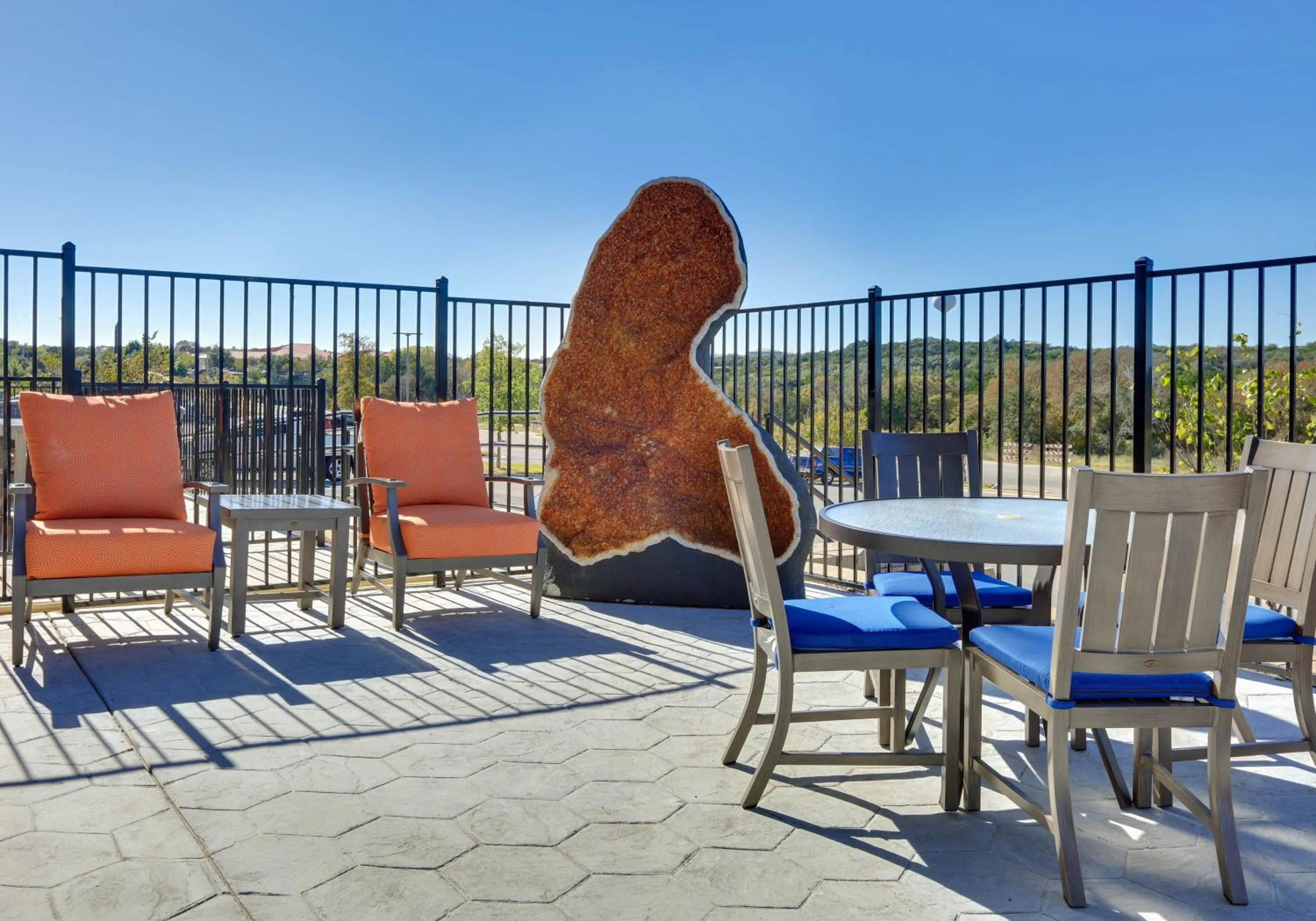 Patio in La Quinta Inn & Suites by Wyndham Lakeway
