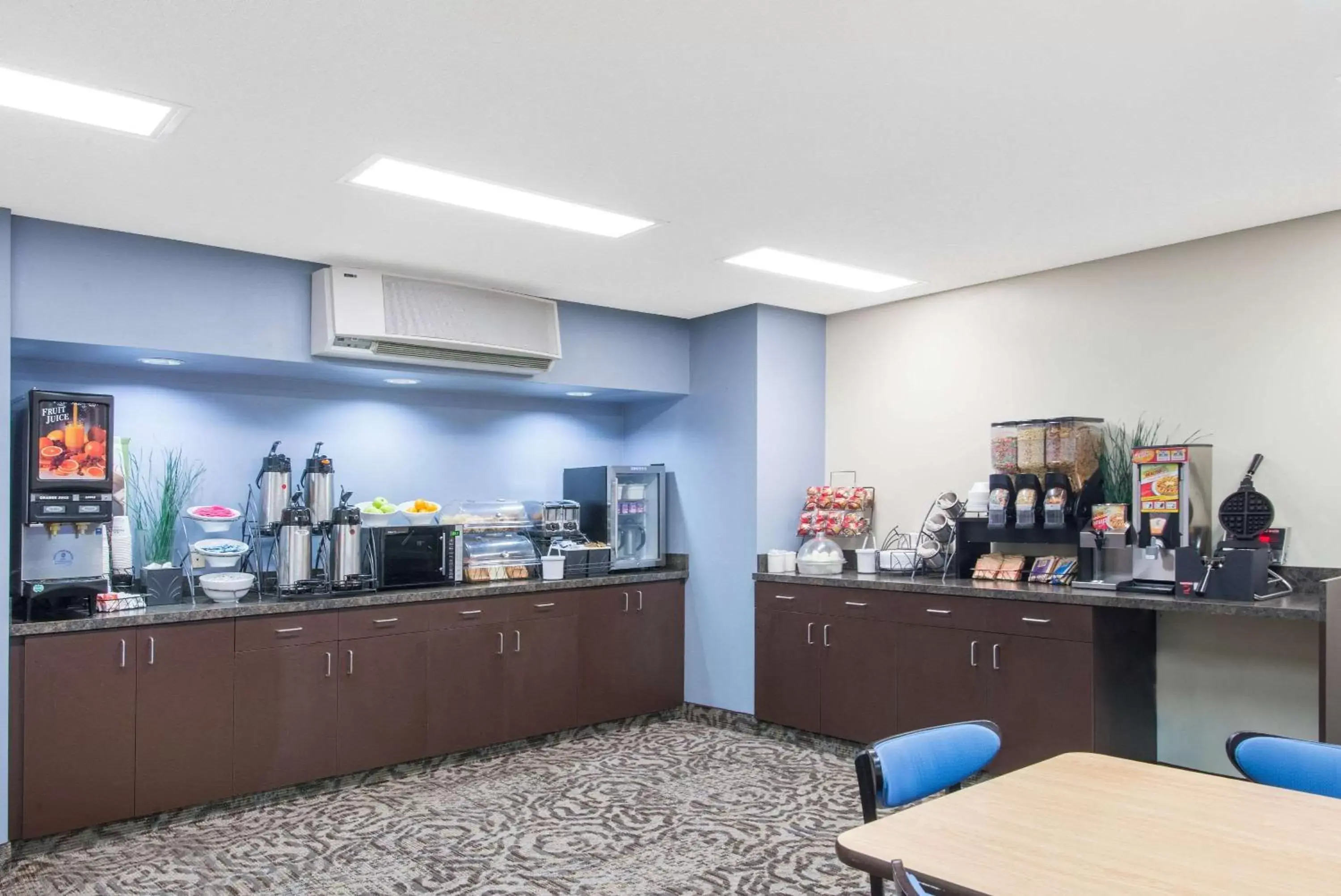 Restaurant/places to eat, Kitchen/Kitchenette in Microtel Inn & Suites by Wyndham