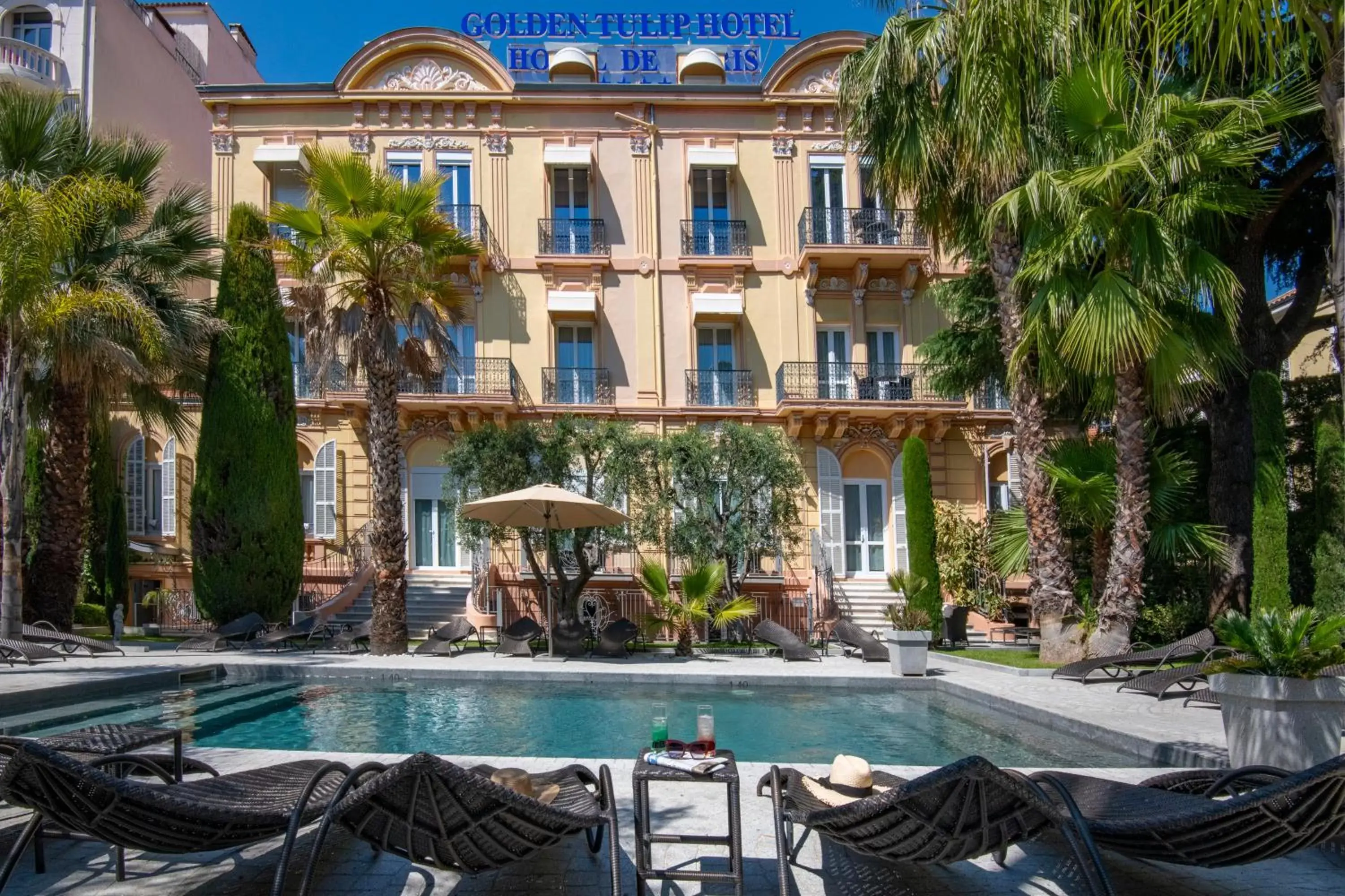 Property building, Swimming Pool in GOLDEN TULIP CANNES HOTEL de PARIS