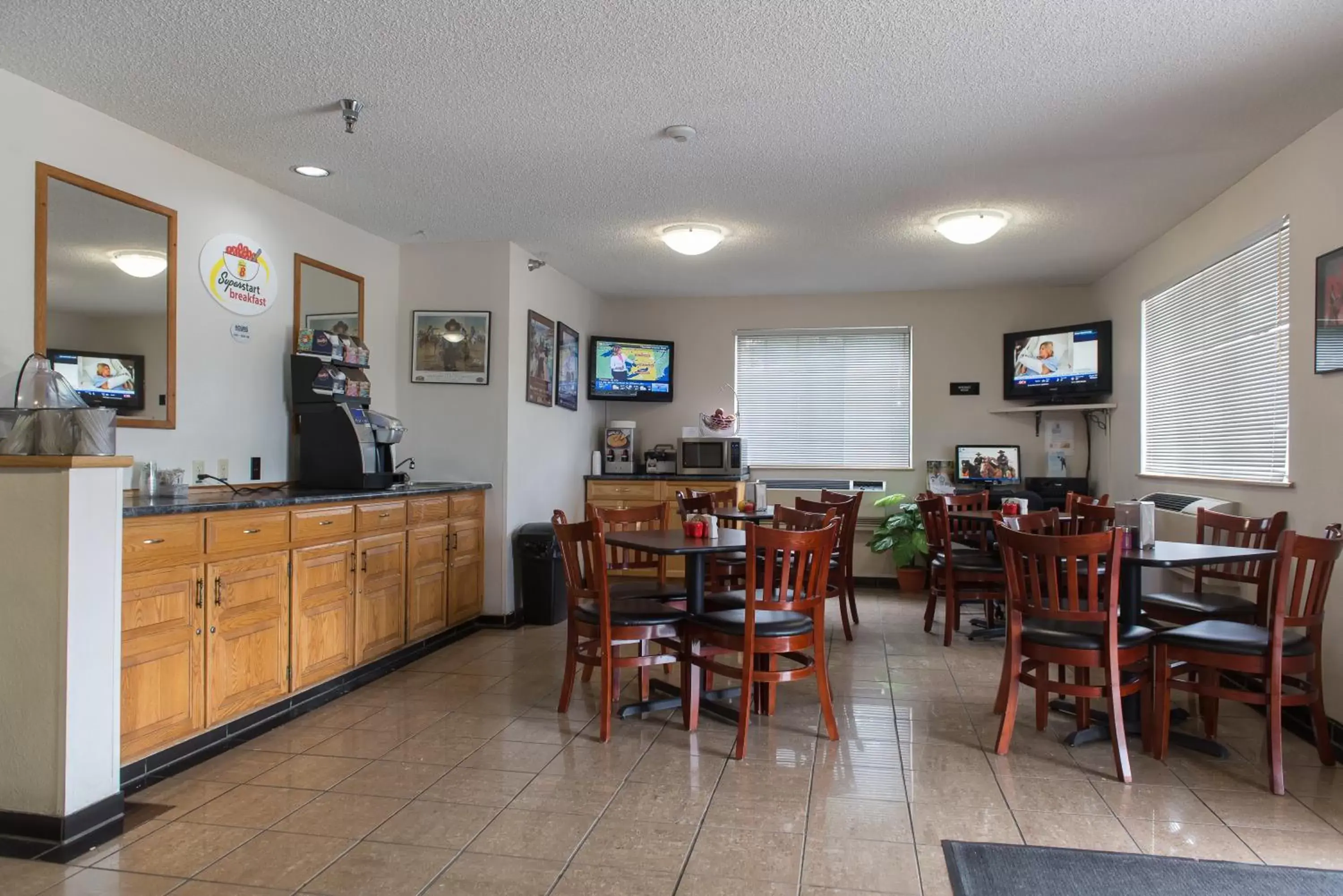 Lobby or reception, Restaurant/Places to Eat in Super 8 by Wyndham Williams Lake BC