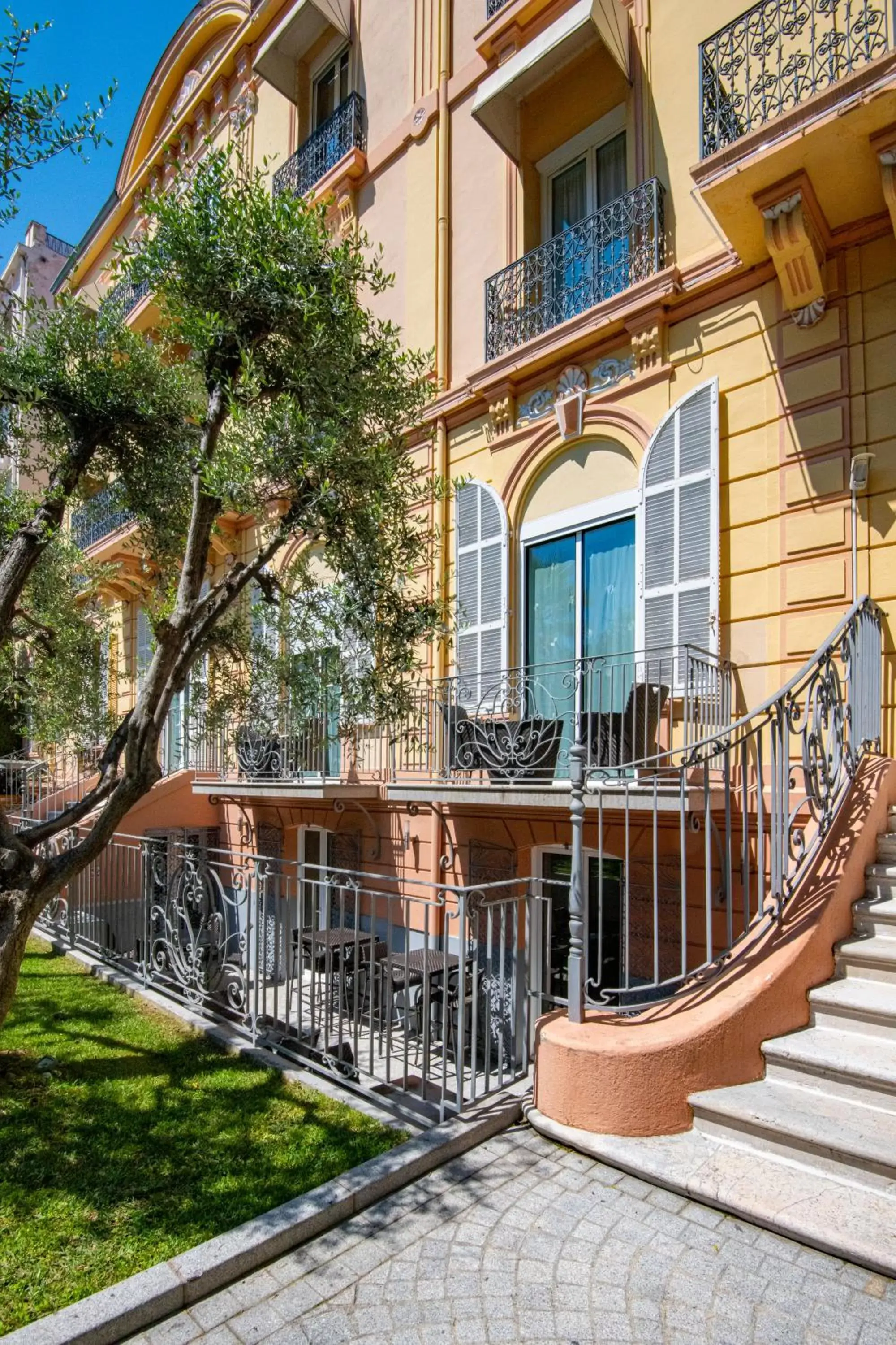 Facade/entrance, Property Building in GOLDEN TULIP CANNES HOTEL de PARIS