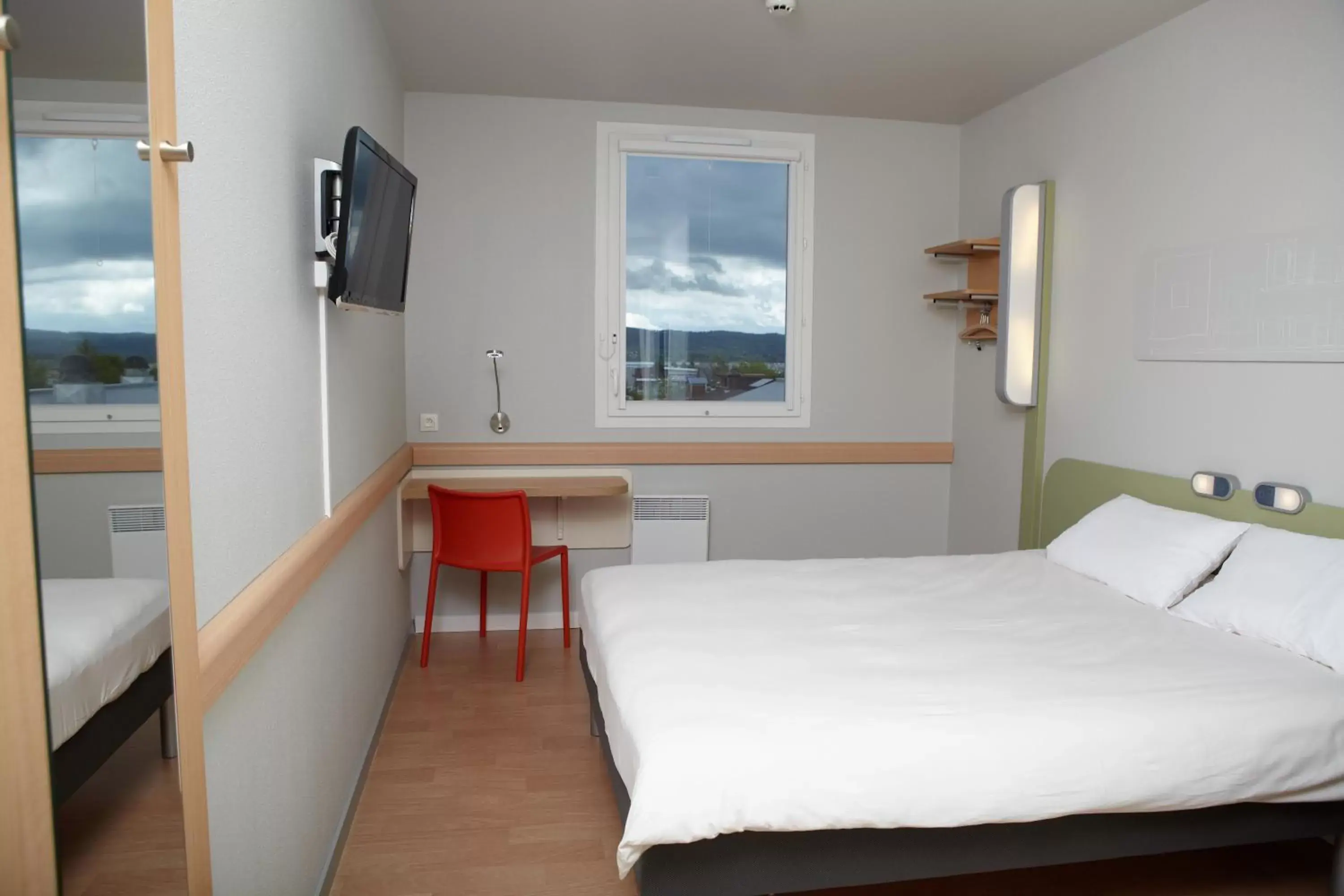Photo of the whole room, Bed in ibis budget Pontarlier