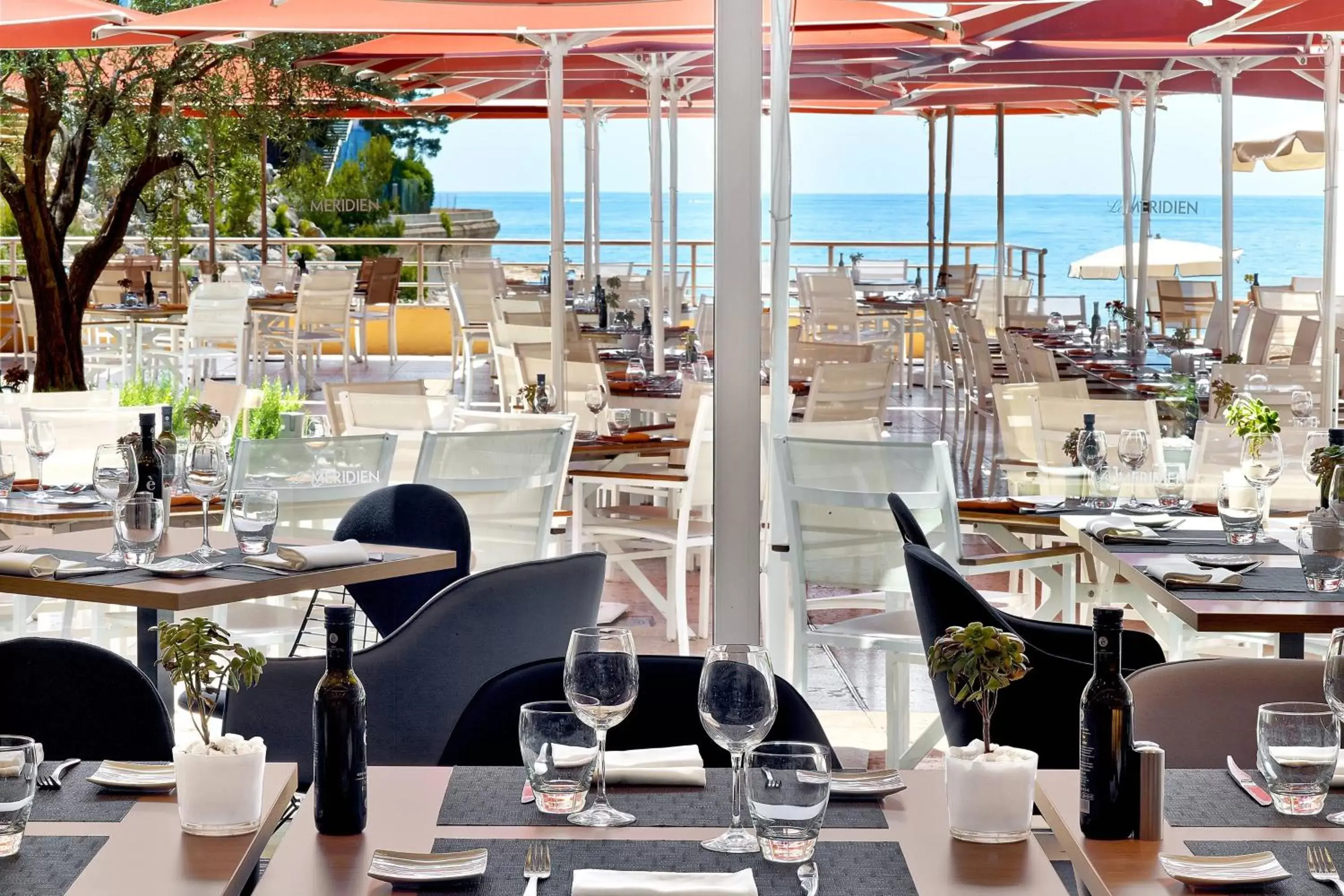 Restaurant/Places to Eat in Le Méridien Beach Plaza
