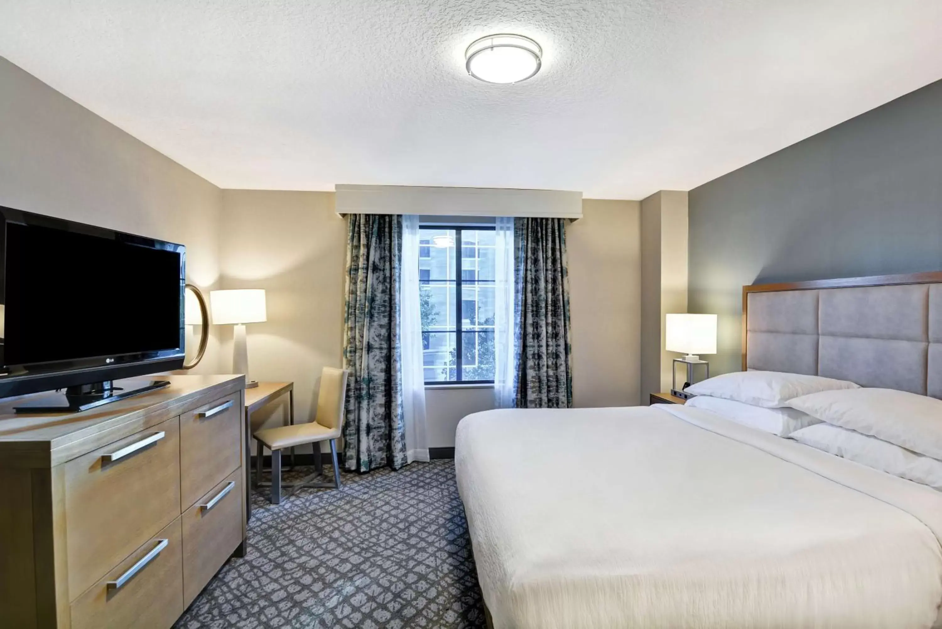 Bed, TV/Entertainment Center in Embassy Suites by Hilton Orlando Downtown