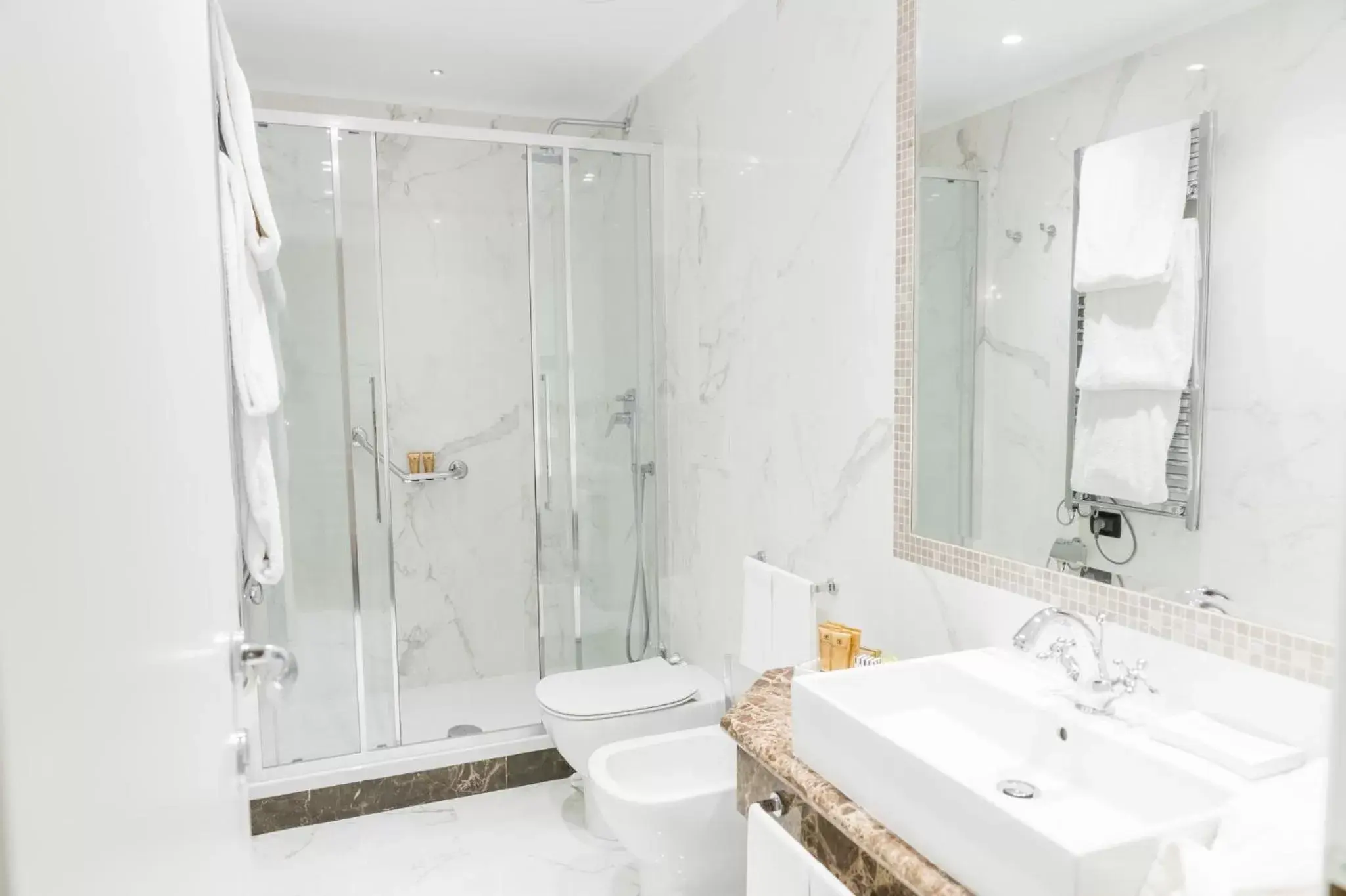 Shower, Bathroom in Hotel Bristol Palace