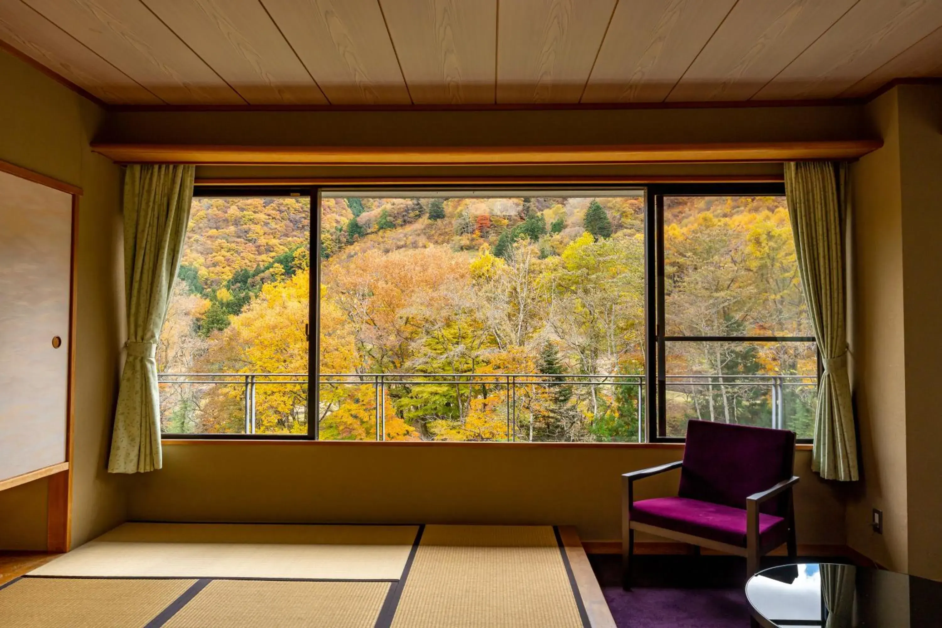 Photo of the whole room, Seating Area in Kamenoi Hotel Nikko Yunishigawa