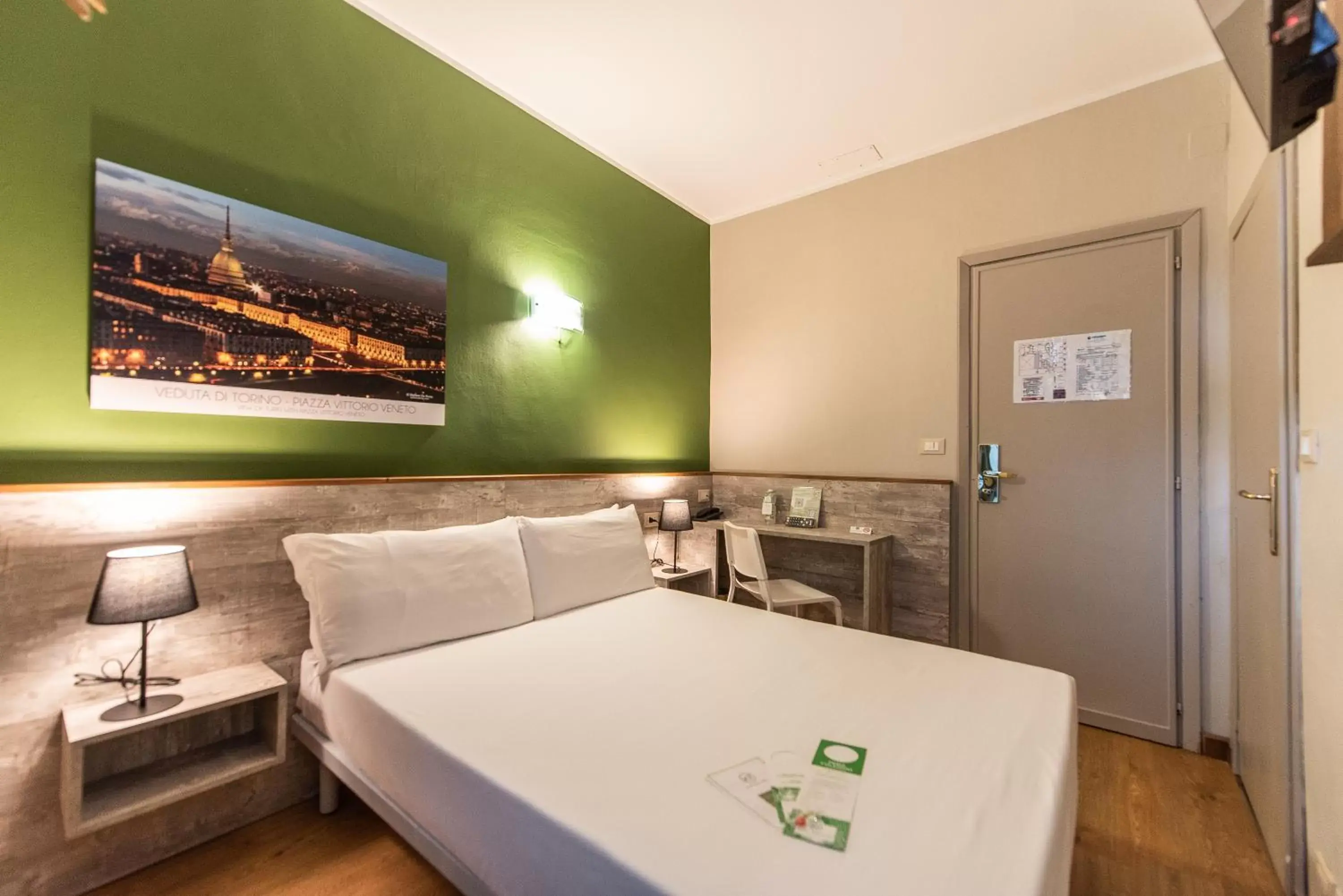 Bed in Green Class Hotel Astoria