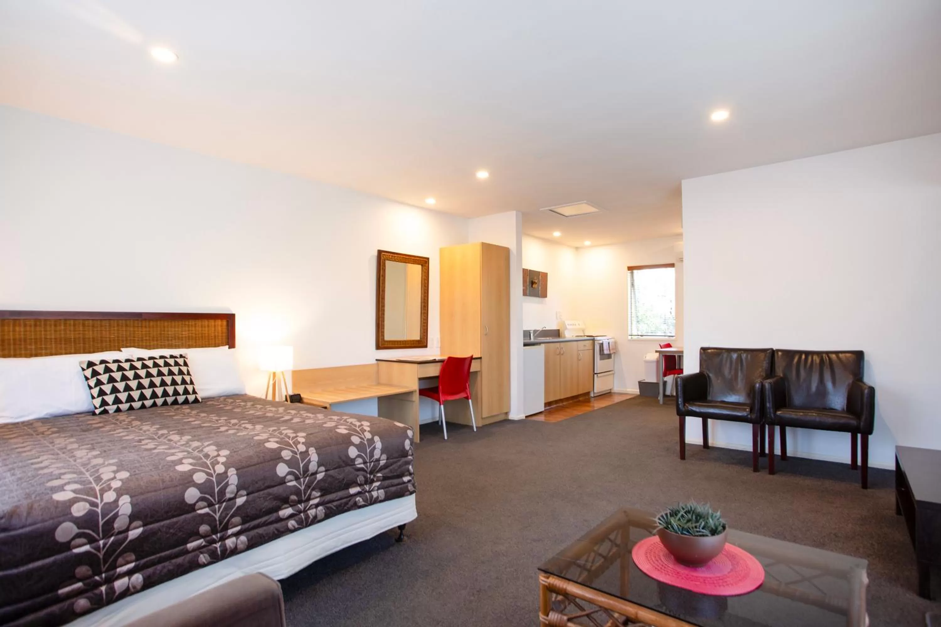 Kitchen or kitchenette, Bed in Casino Court Motor Lodge