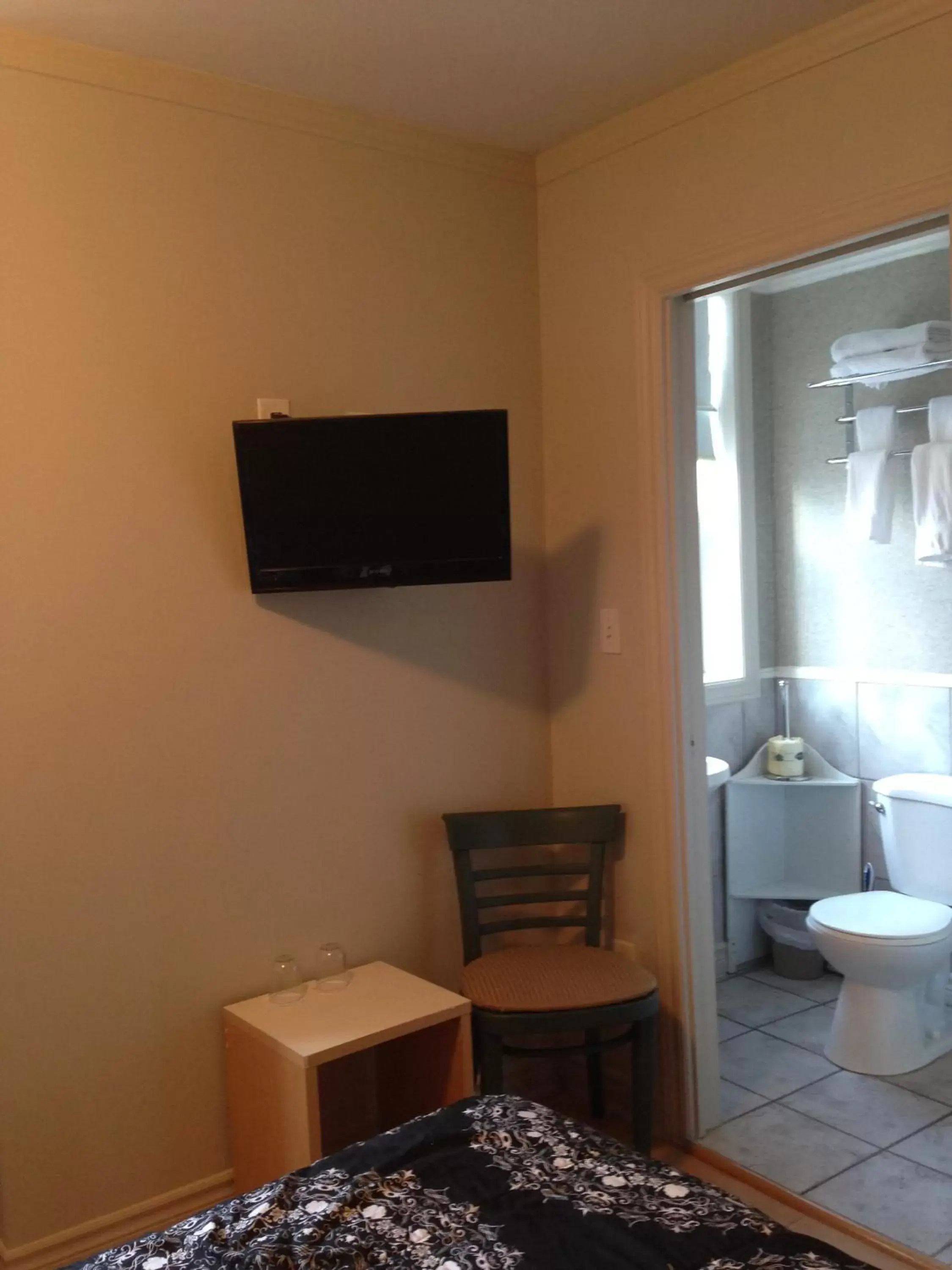 Bathroom, TV/Entertainment Center in The Rex Hotel Jazz & Blues Bar