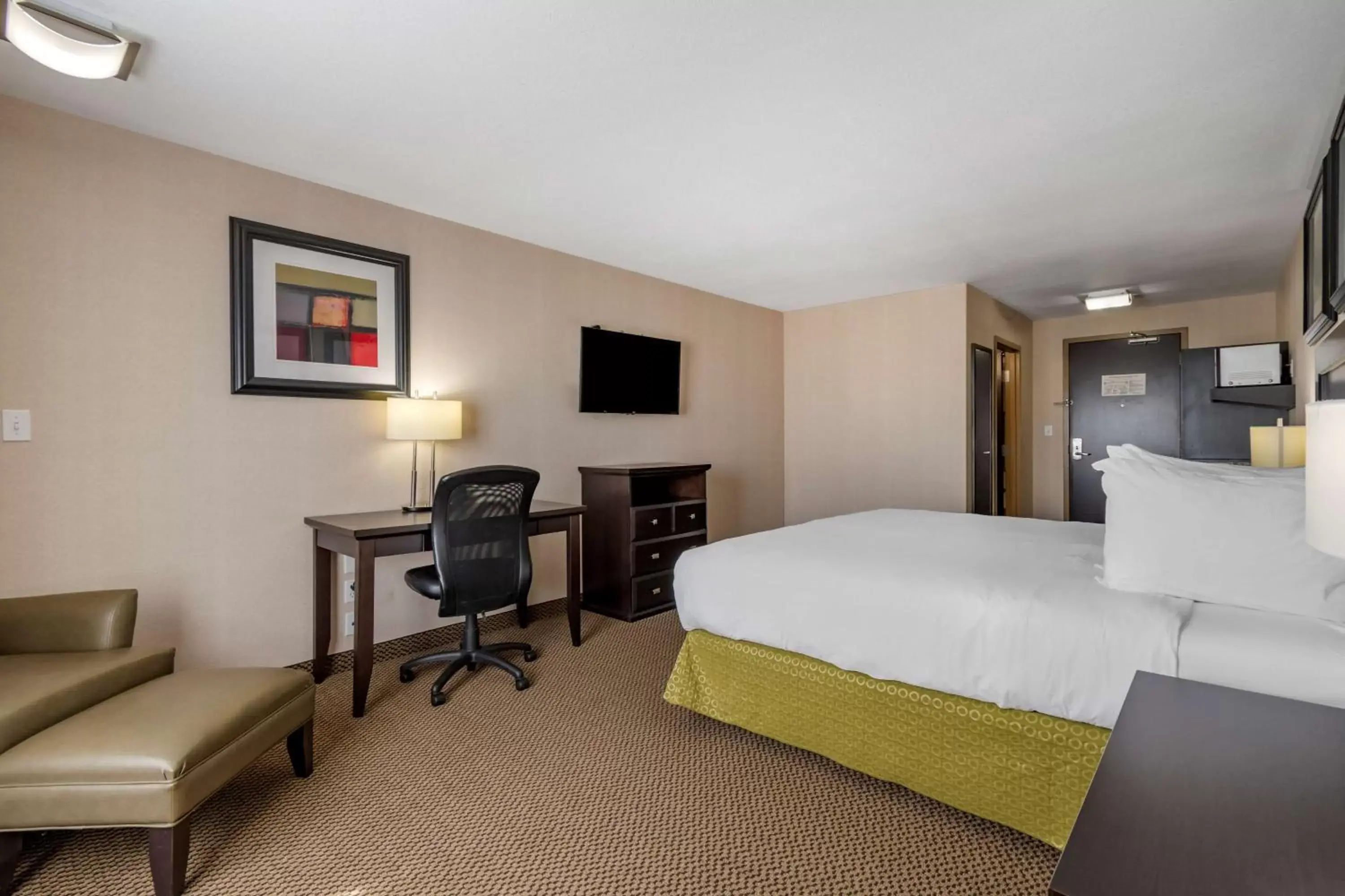 Bedroom, TV/Entertainment Center in Best Western Bonnyville Inn & Suites