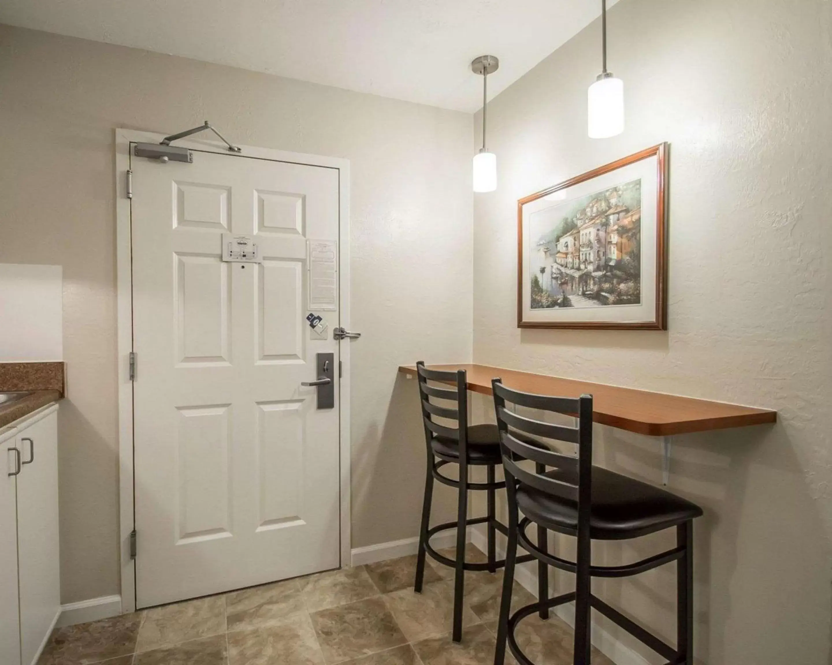 Photo of the whole room, Dining Area in Suburban Studios Melbourne Airport