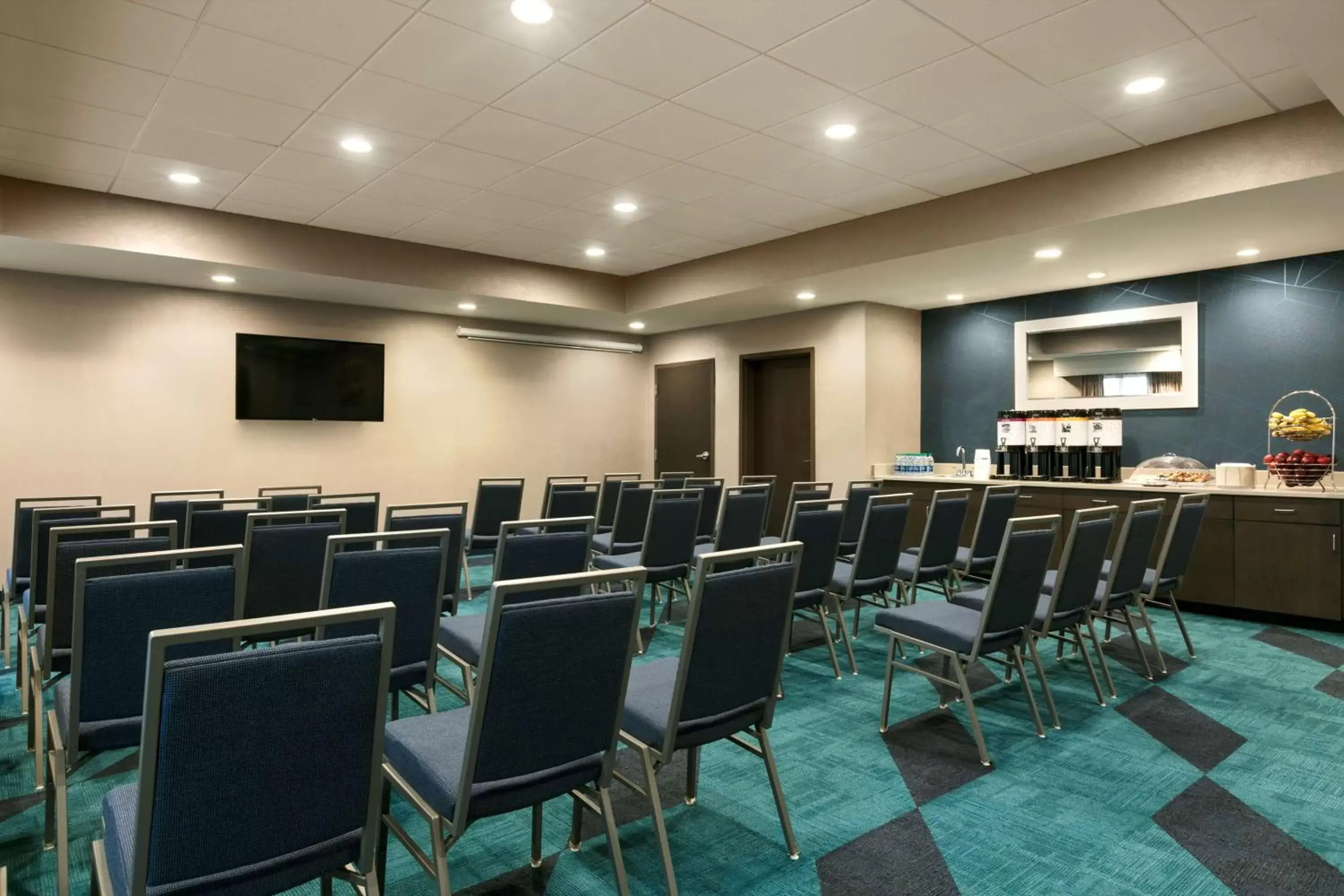 Dining area in Hampton Inn Kernersville