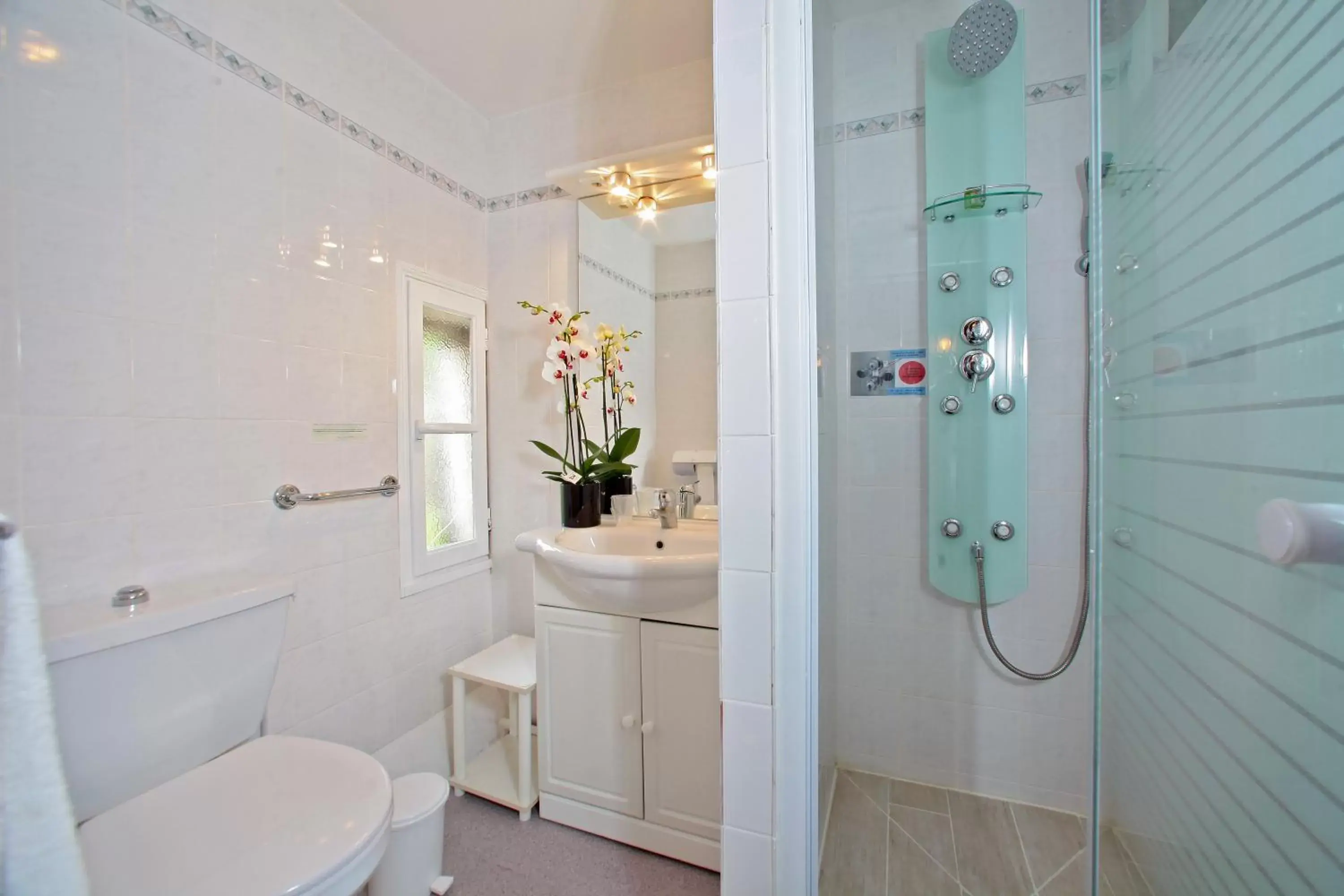 Shower, Bathroom in Le Cygne