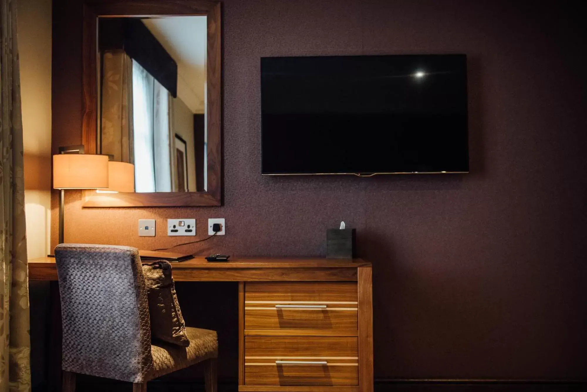 Bedroom, TV/Entertainment Center in Busby Hotel