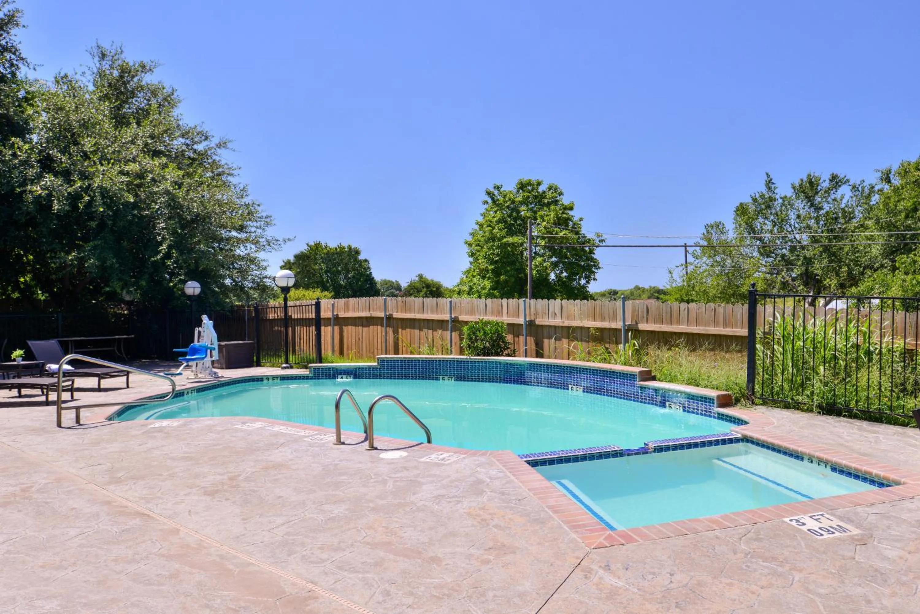 Swimming pool in Holiday Inn Express Hotel & Suites Elgin by IHG