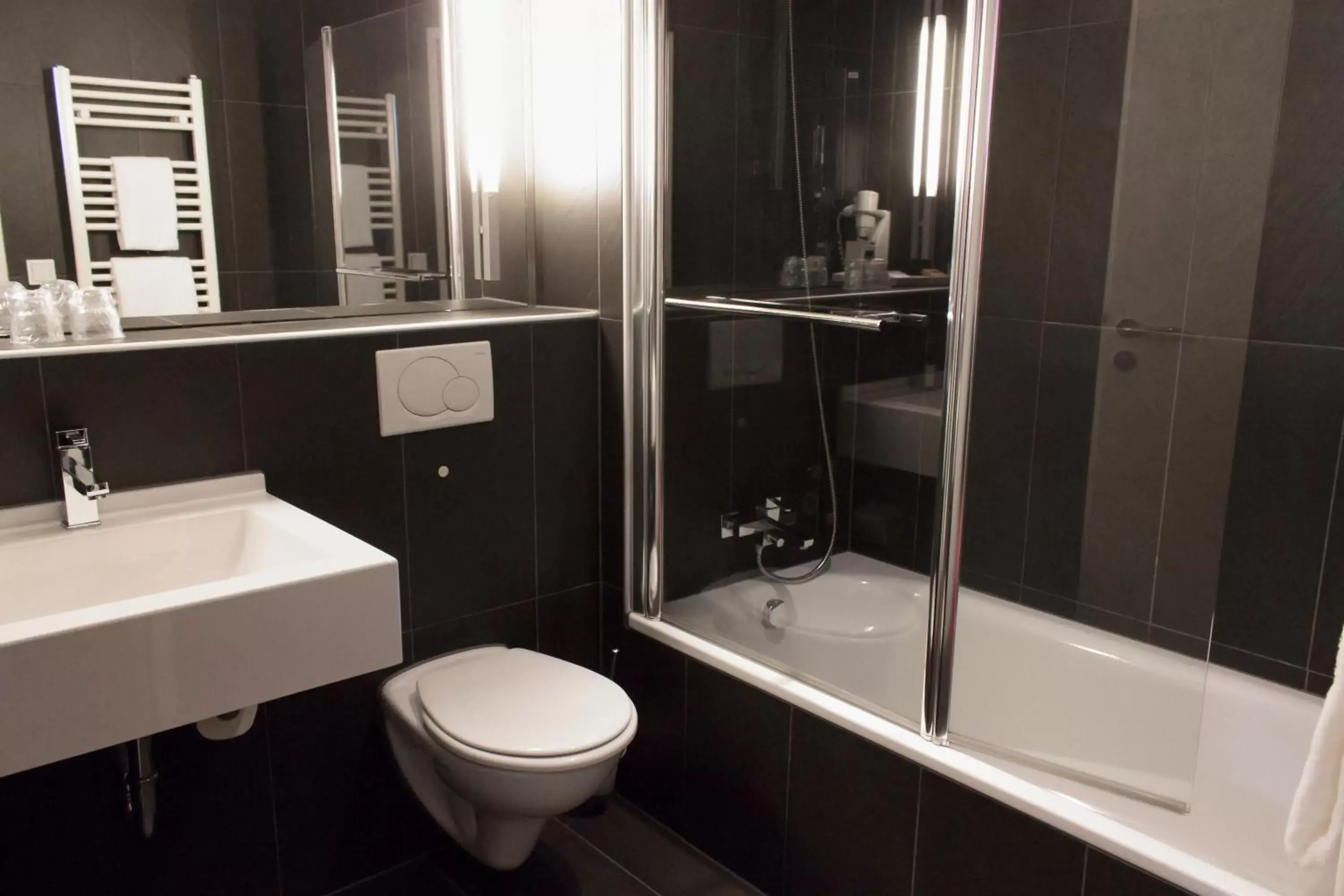 Photo of the whole room, Bathroom in Best Western Plaza Hotel Wels