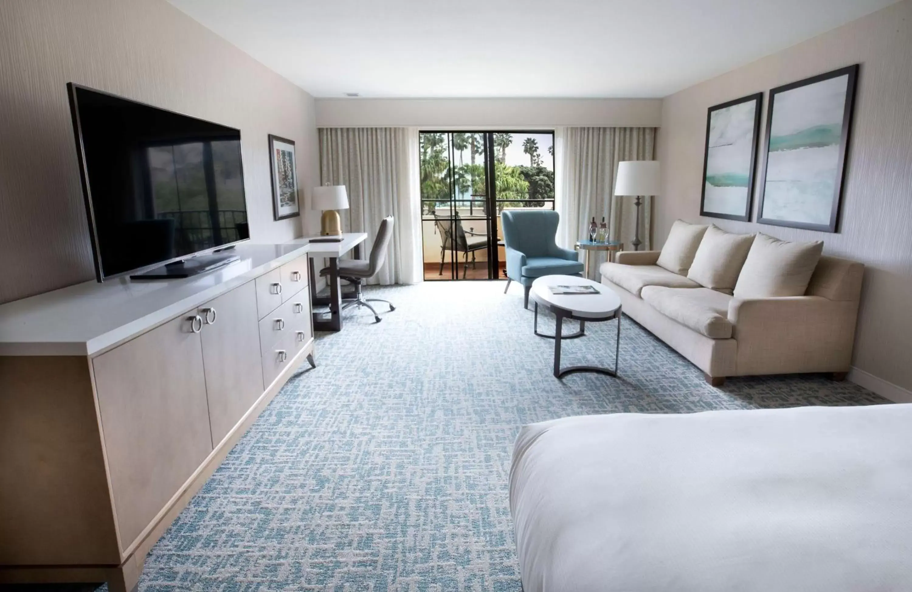 Bedroom, Seating Area in Hilton Santa Barbara Beachfront Resort