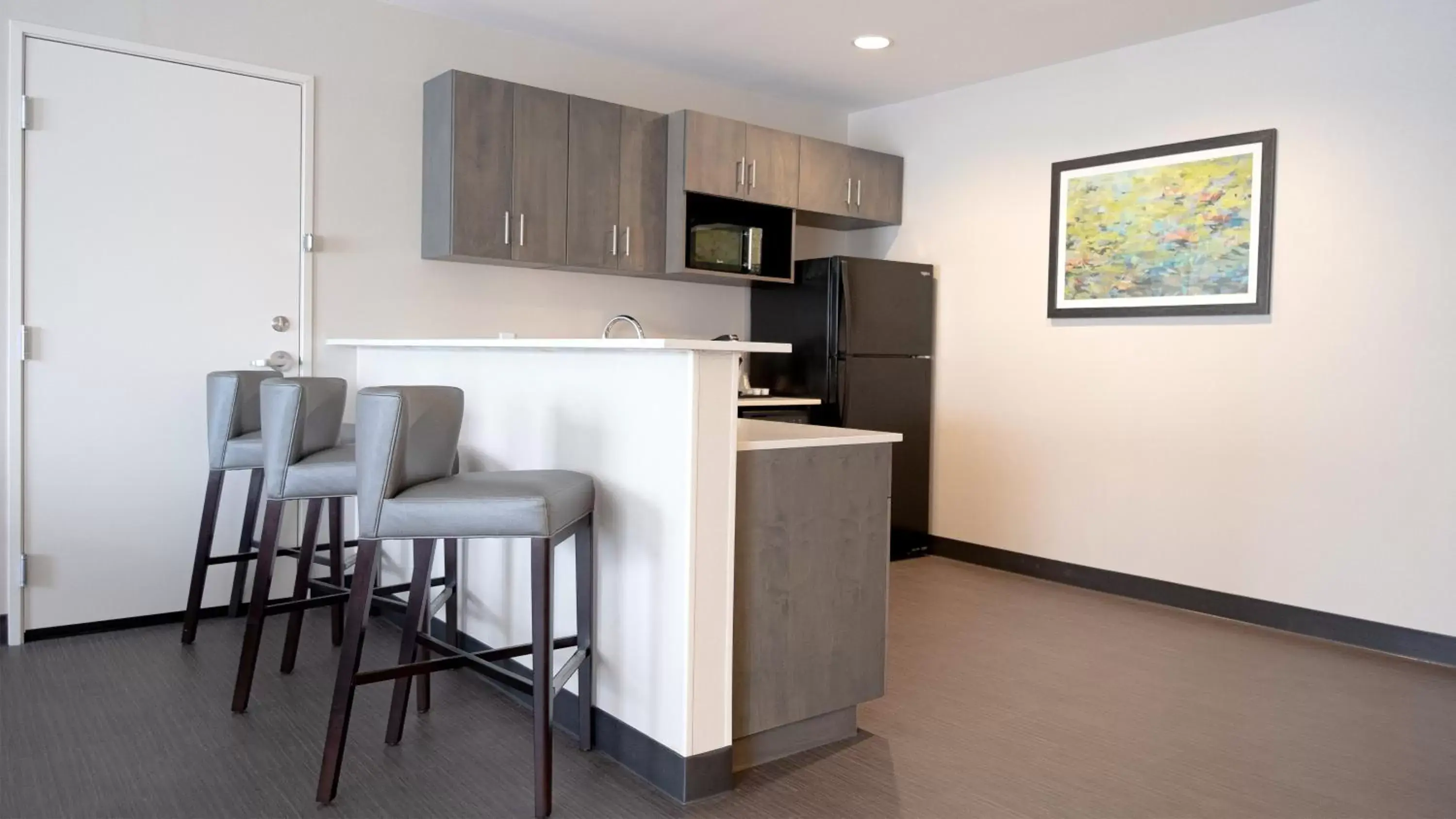 Bedroom, Kitchen/Kitchenette in Holiday Inn & Suites Philadelphia W - Drexel Hill, an IHG Hotel