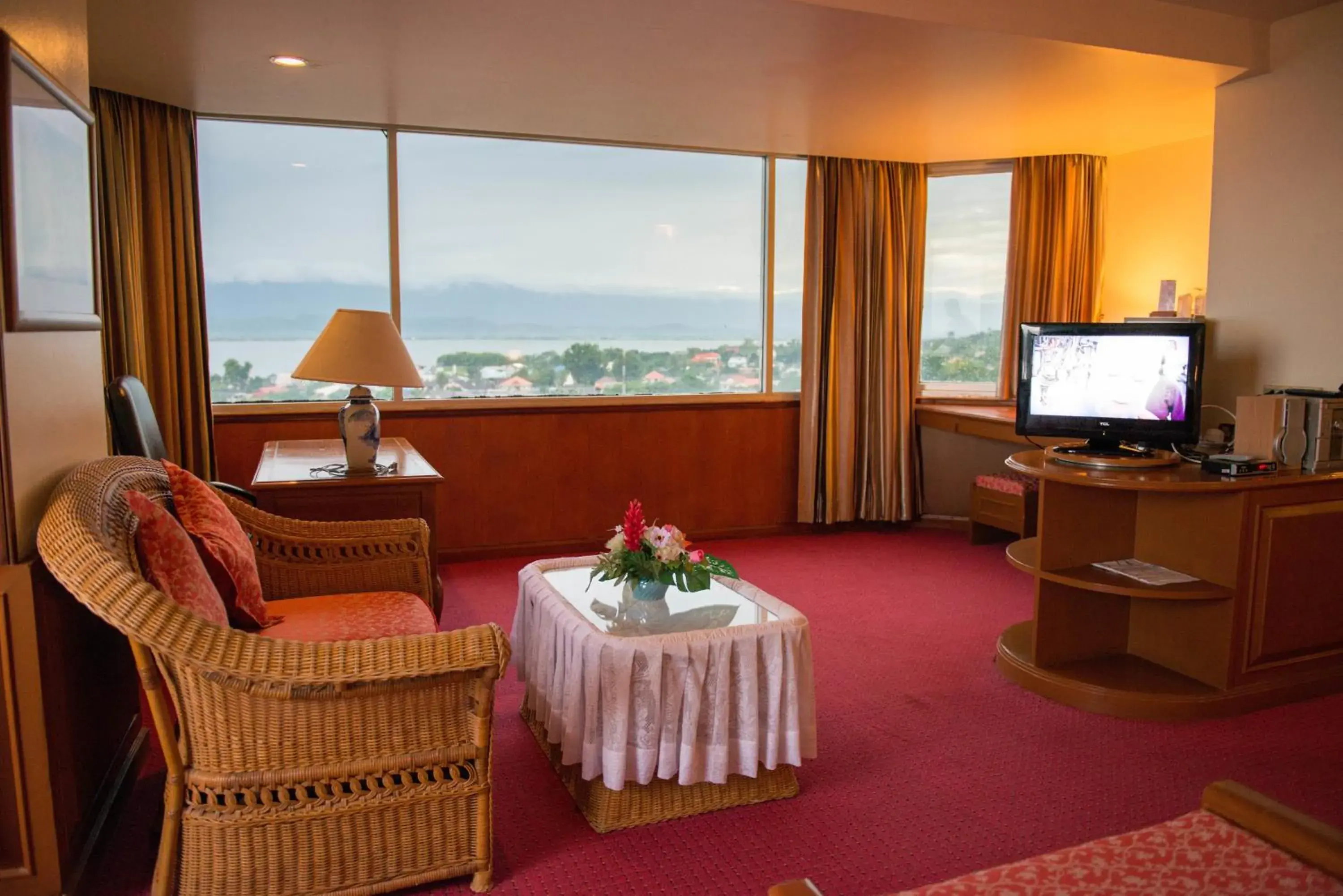TV and multimedia, Seating Area in Phayao Gateway Hotel