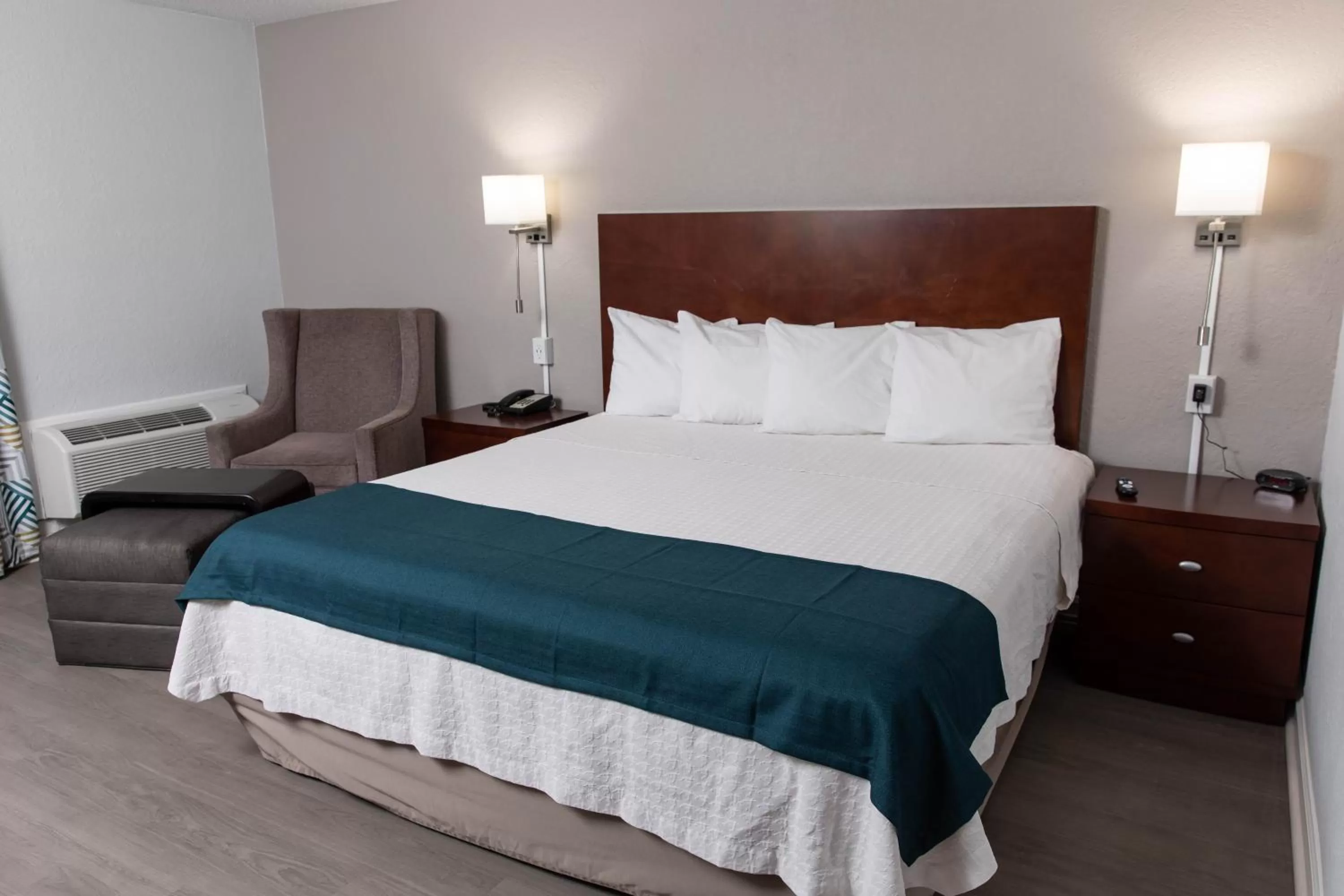 Bedroom, Bed in Studio 6 Ocala, FL