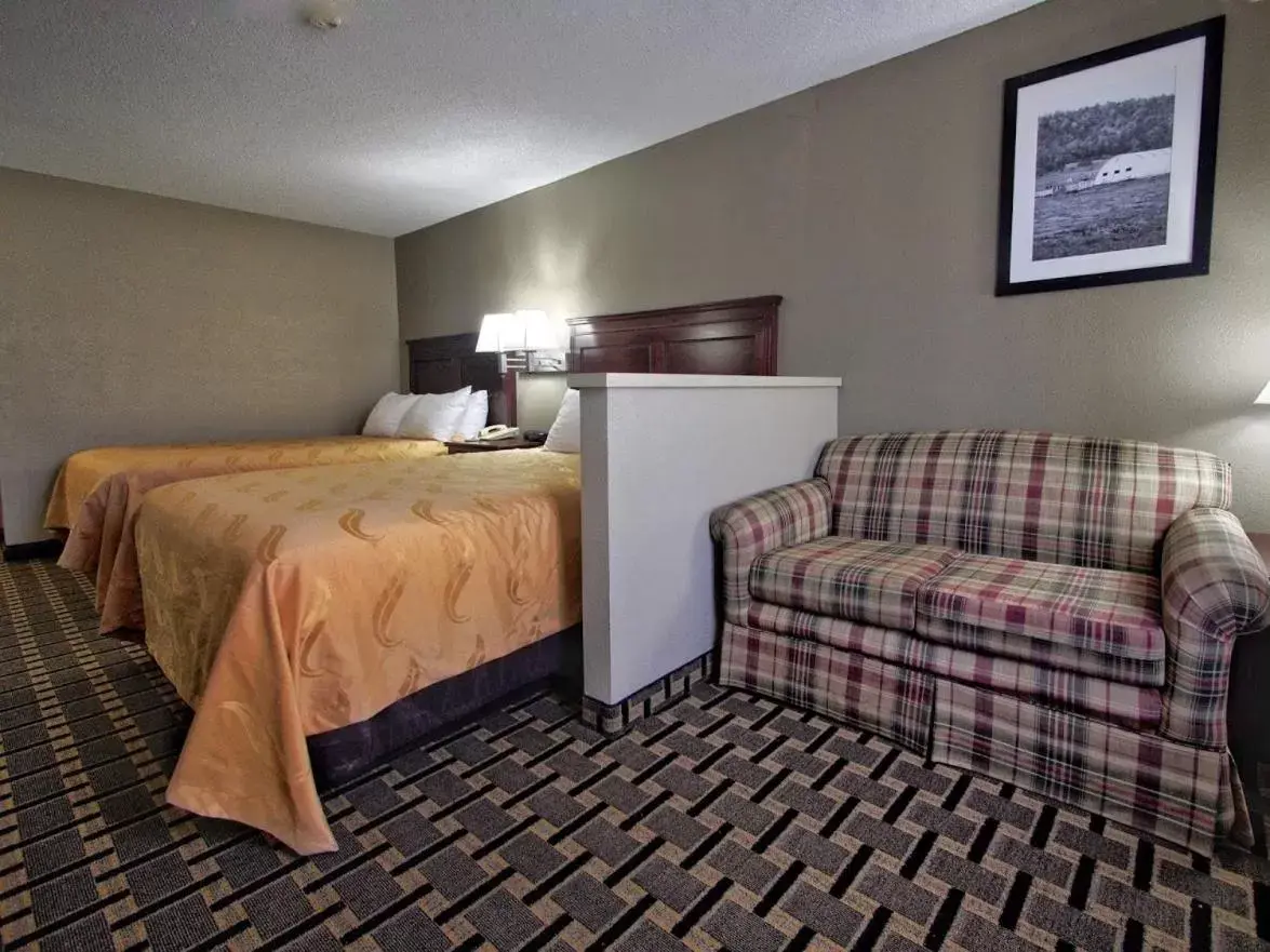Bed in Quality Inn Moore - Oklahoma City