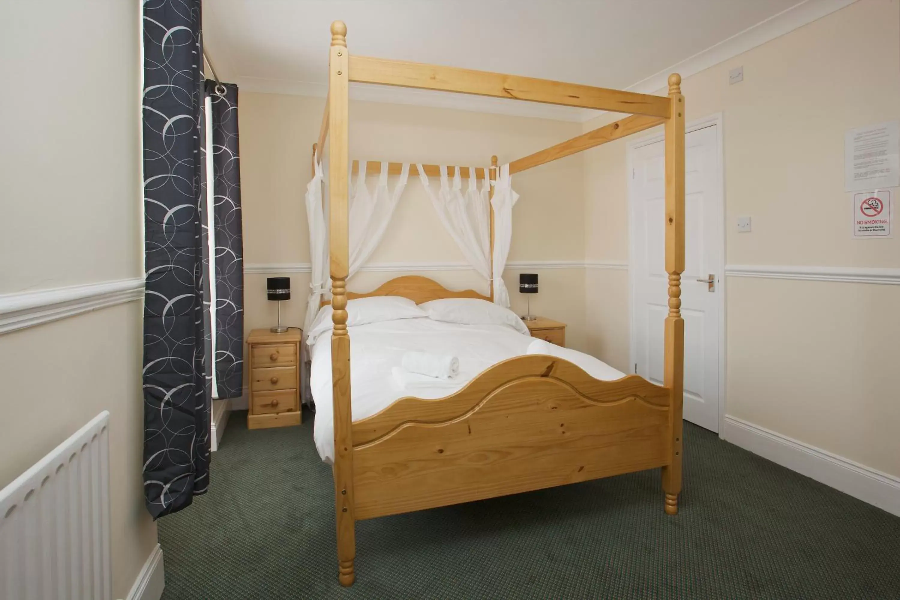 Bedroom, Bed in All Seasons Lodge Hotel