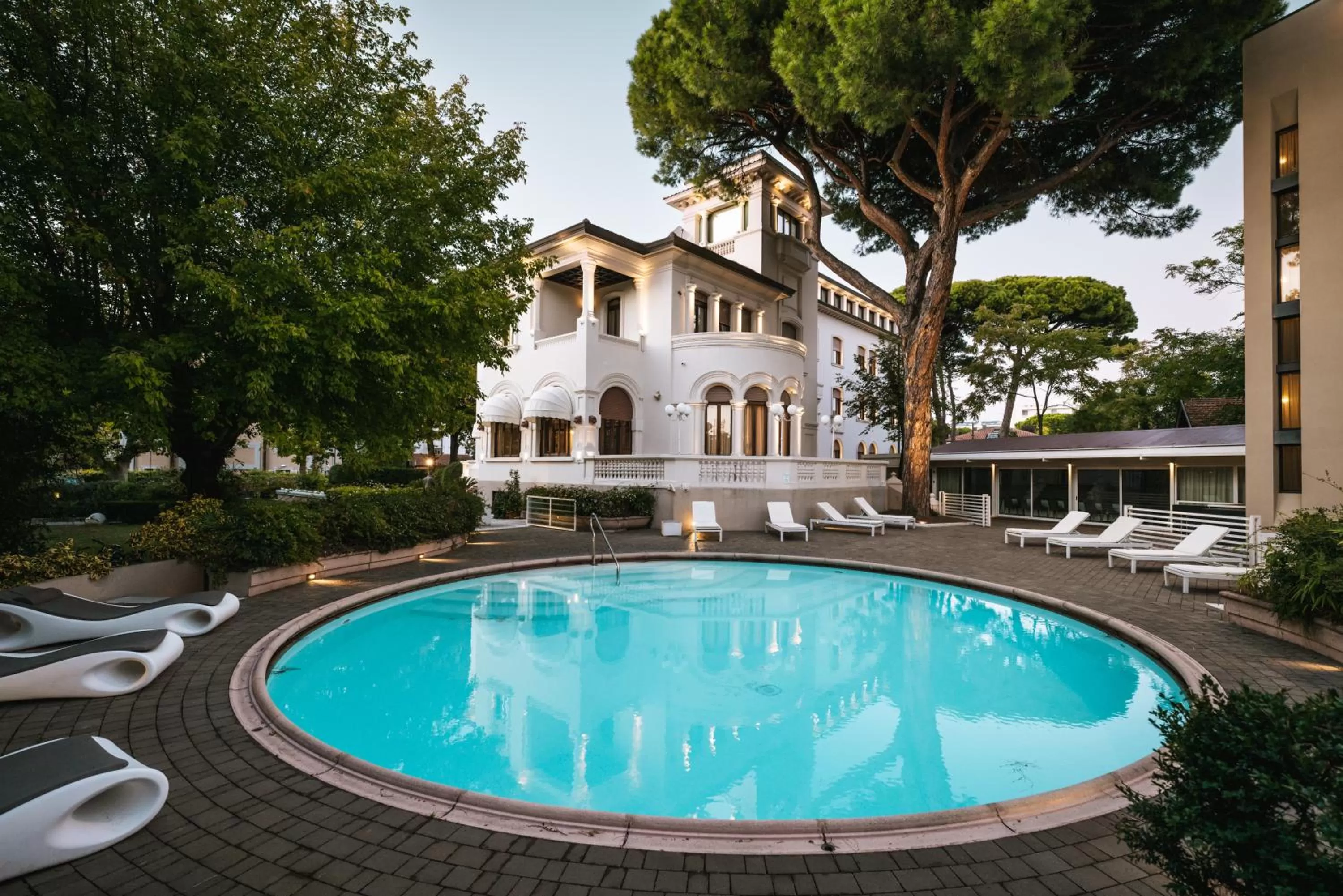 Property building in Hotel De La Ville