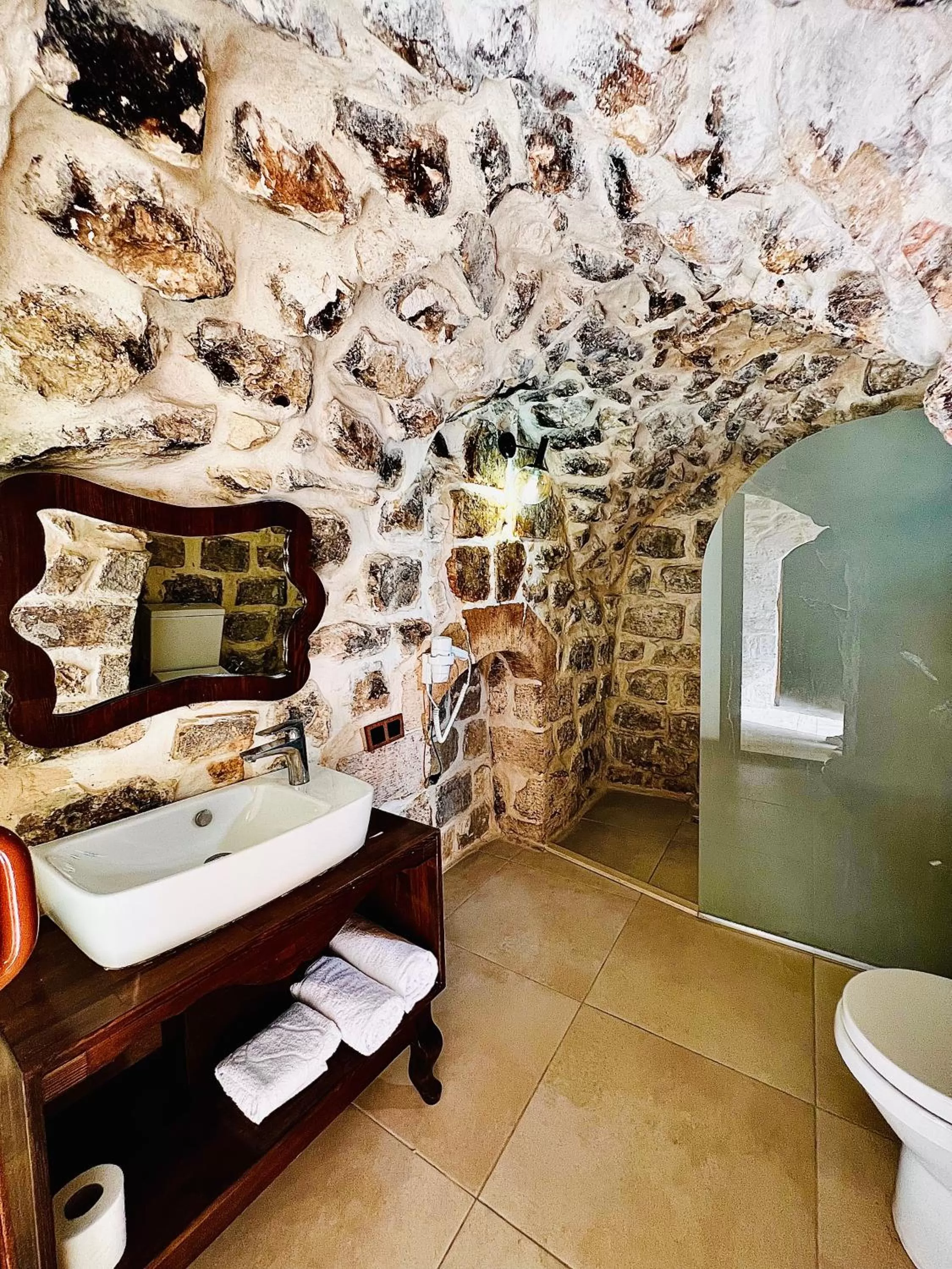 Shower in Fairouz Konak Otel