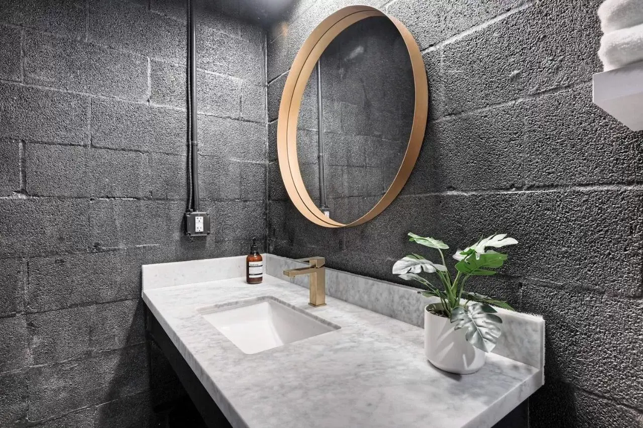 Bathroom in The Oleander Hotel Room 8