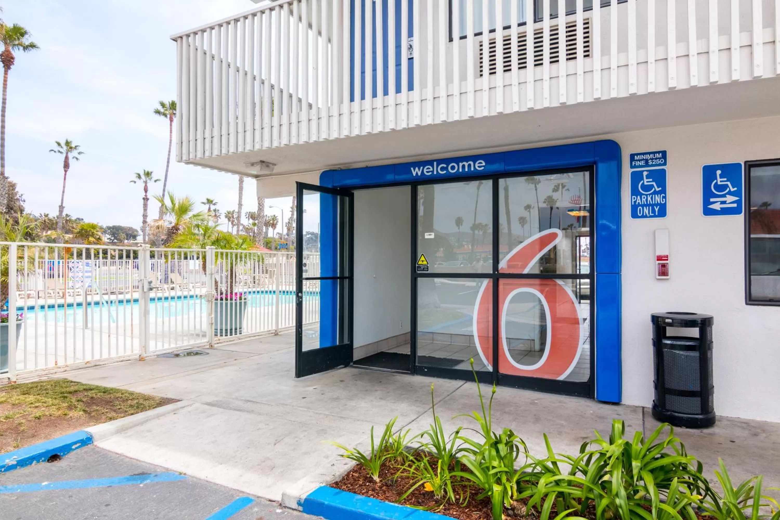 Facade/entrance in Motel 6-Ventura, CA - Beach