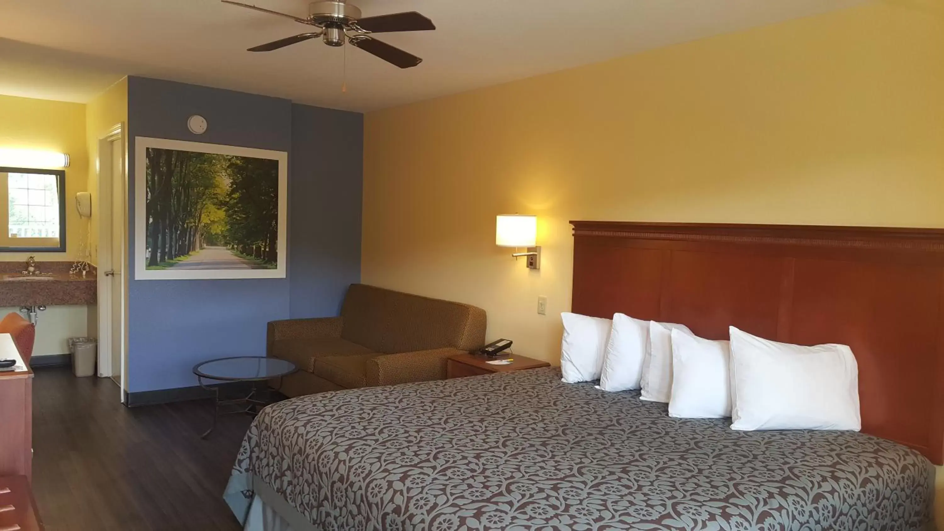 Photo of the whole room, Bed in Days Inn by Wyndham Trenton