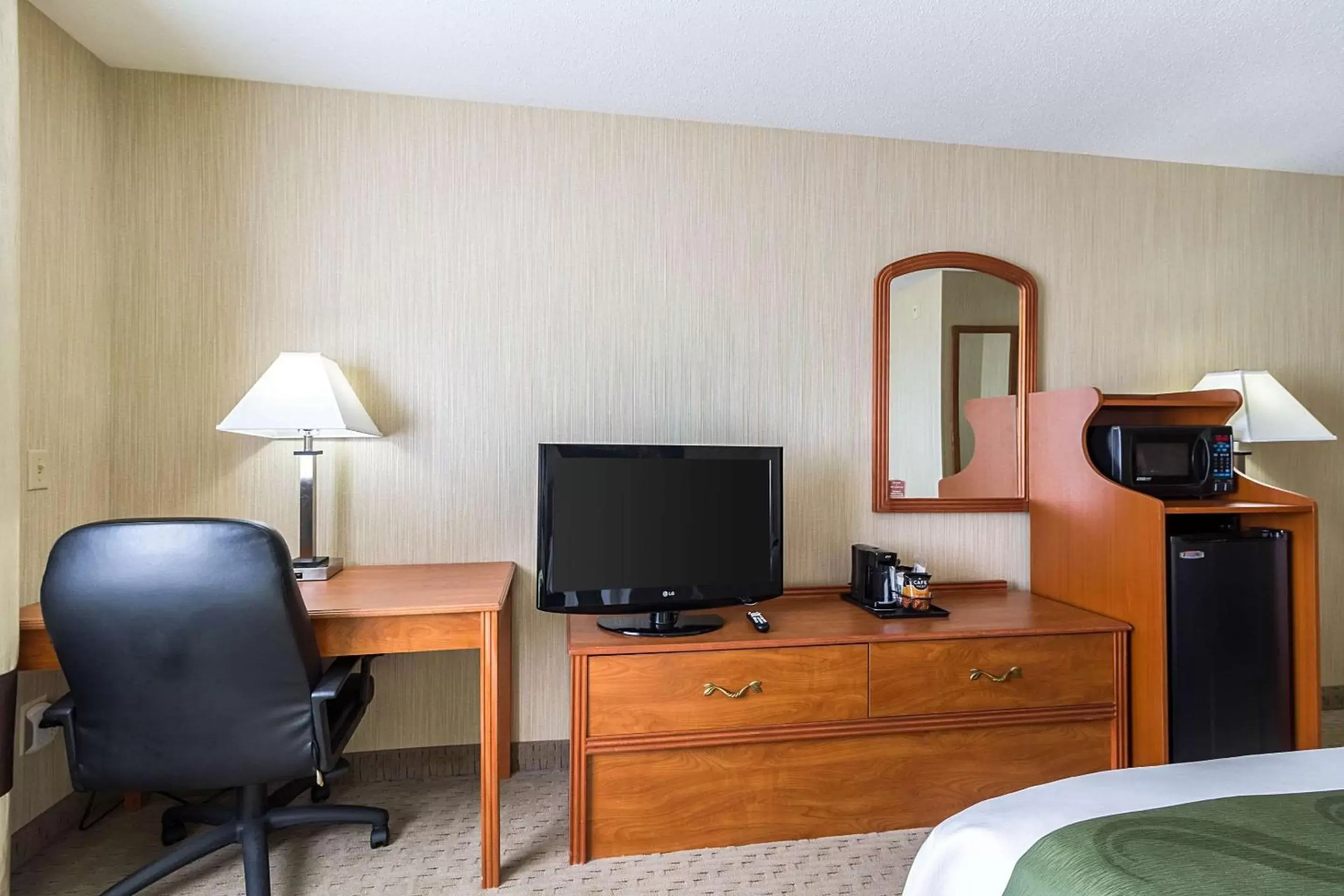 Photo of the whole room, TV/Entertainment Center in Quality Inn - Marshall