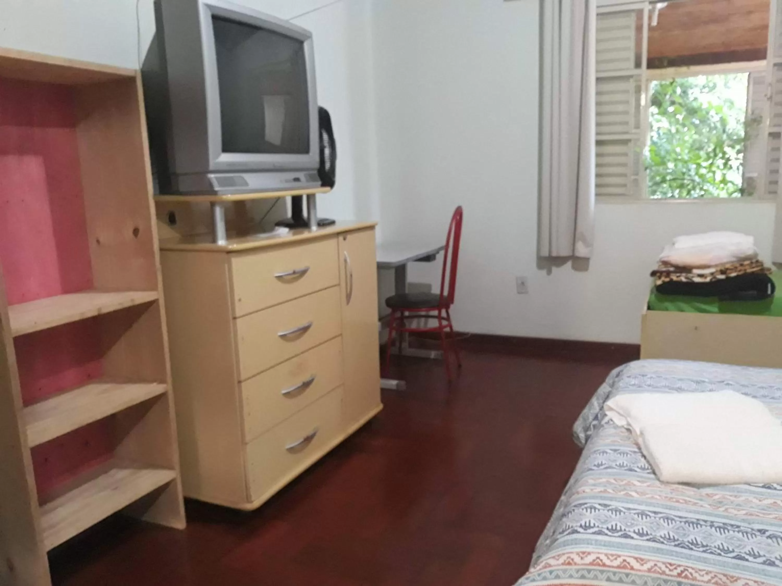 Bed, TV/Entertainment Center in Pousada do Ribeirão